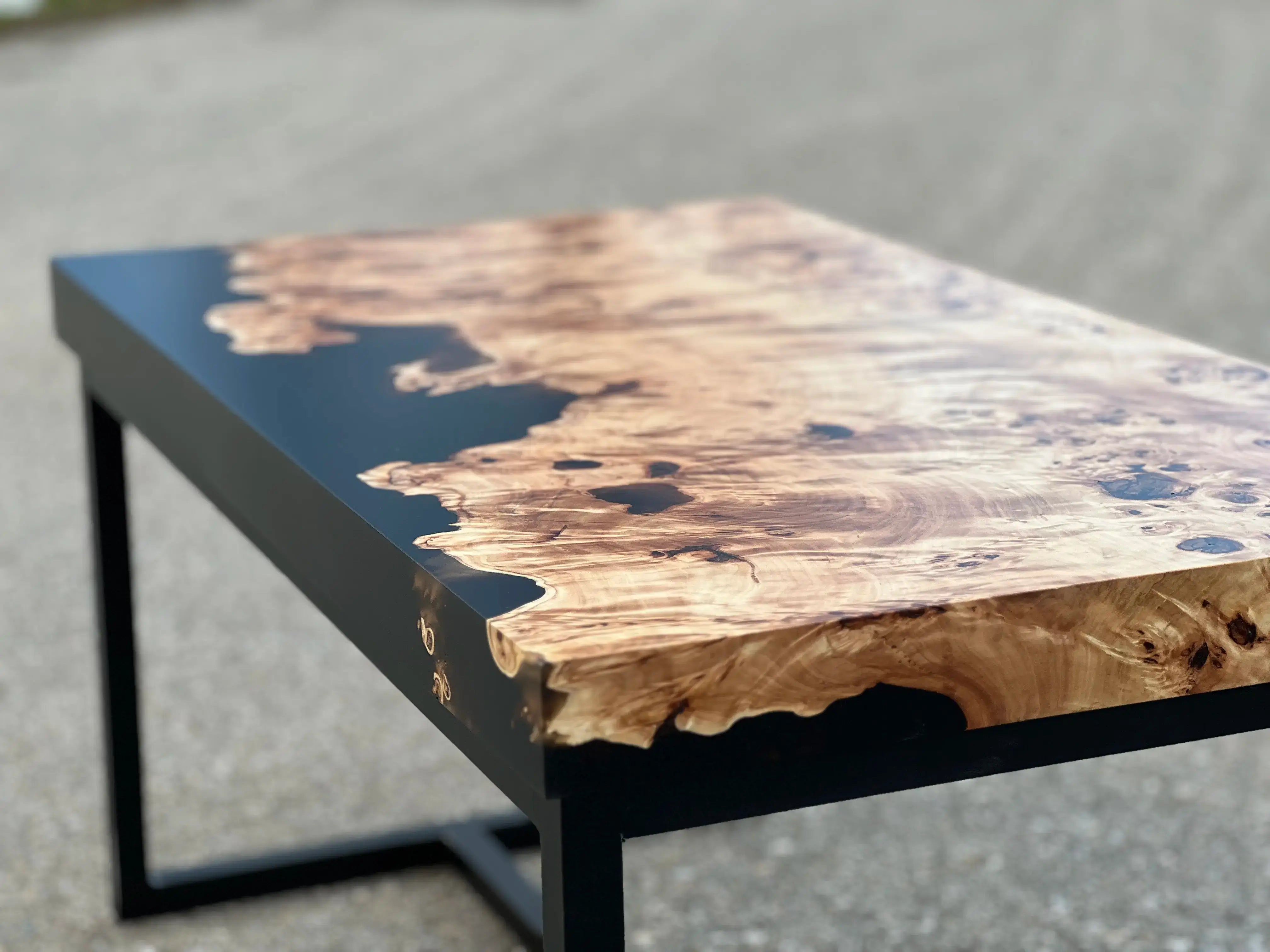 Tisch mit Epoxidharz-Ausguss und plan gefräster Massivholzplatte