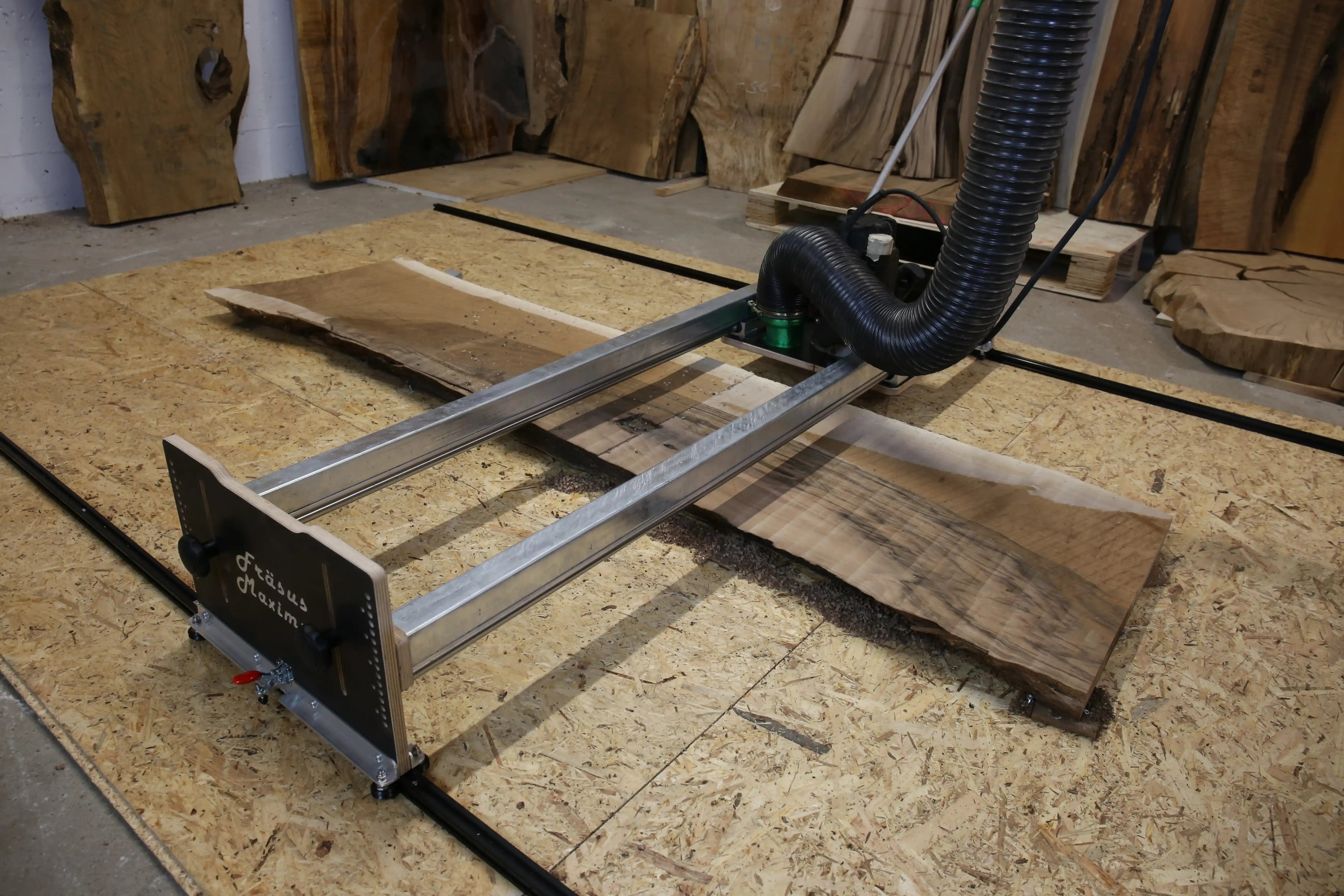 Planfräsvorrichtung Fräsus Maximus beim Planfräsen einer großen Holzplatte mit Oberfräse und Staubabsaugung