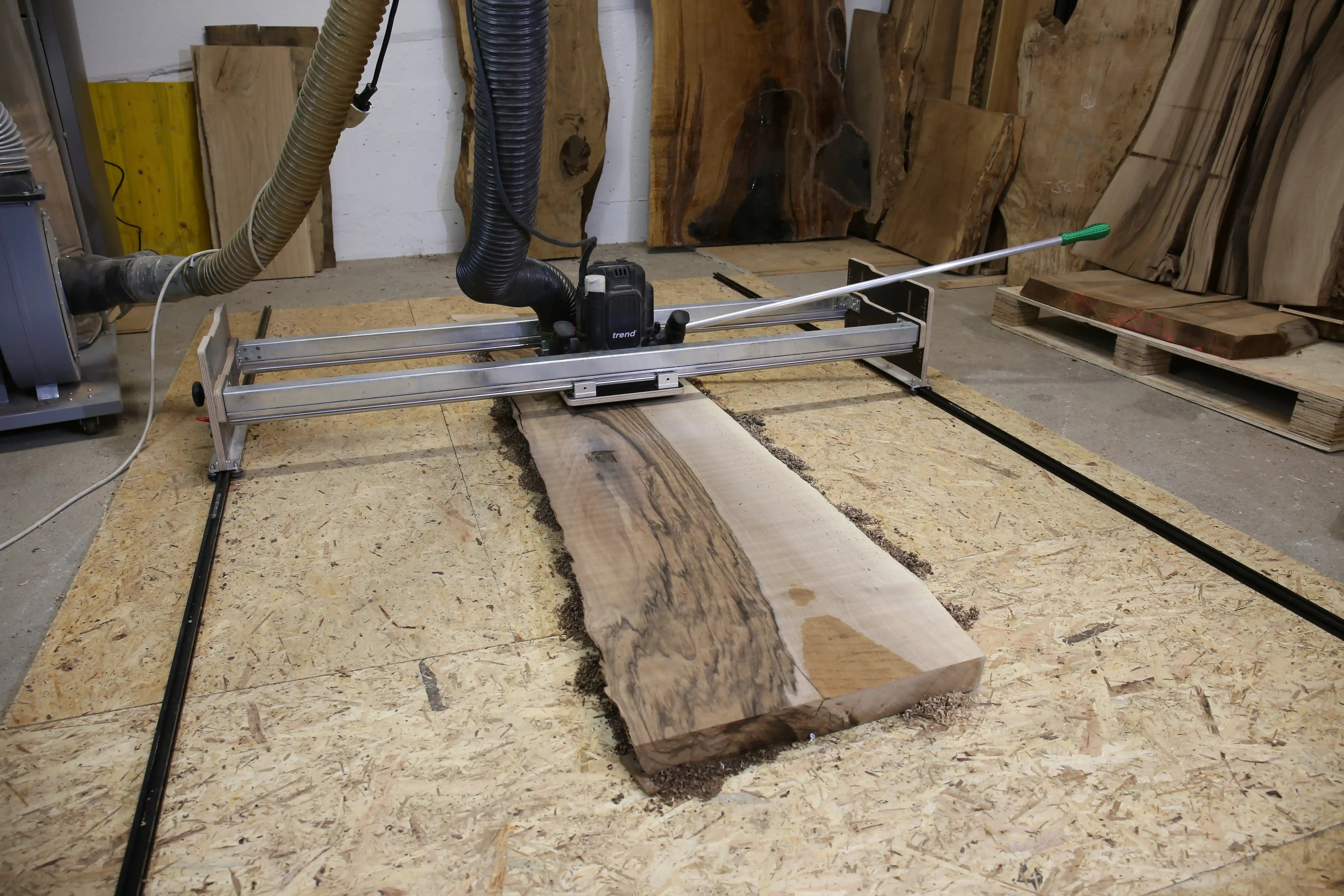 Planfräsvorrichtung Fräsus Maximus beim Planfräsen einer großen Holzplatte