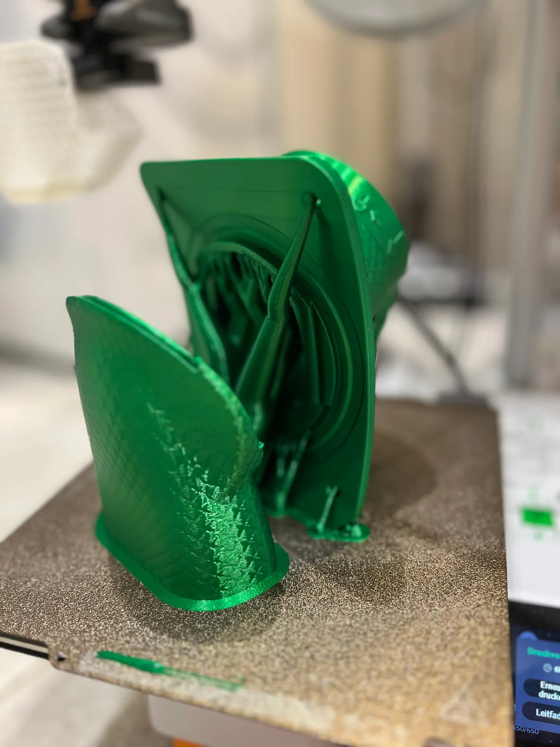 3D-gedruckter Zyklon-Einlass-Prototyp mit Stützstruktur direkt nach dem Druck auf dem Druckbett