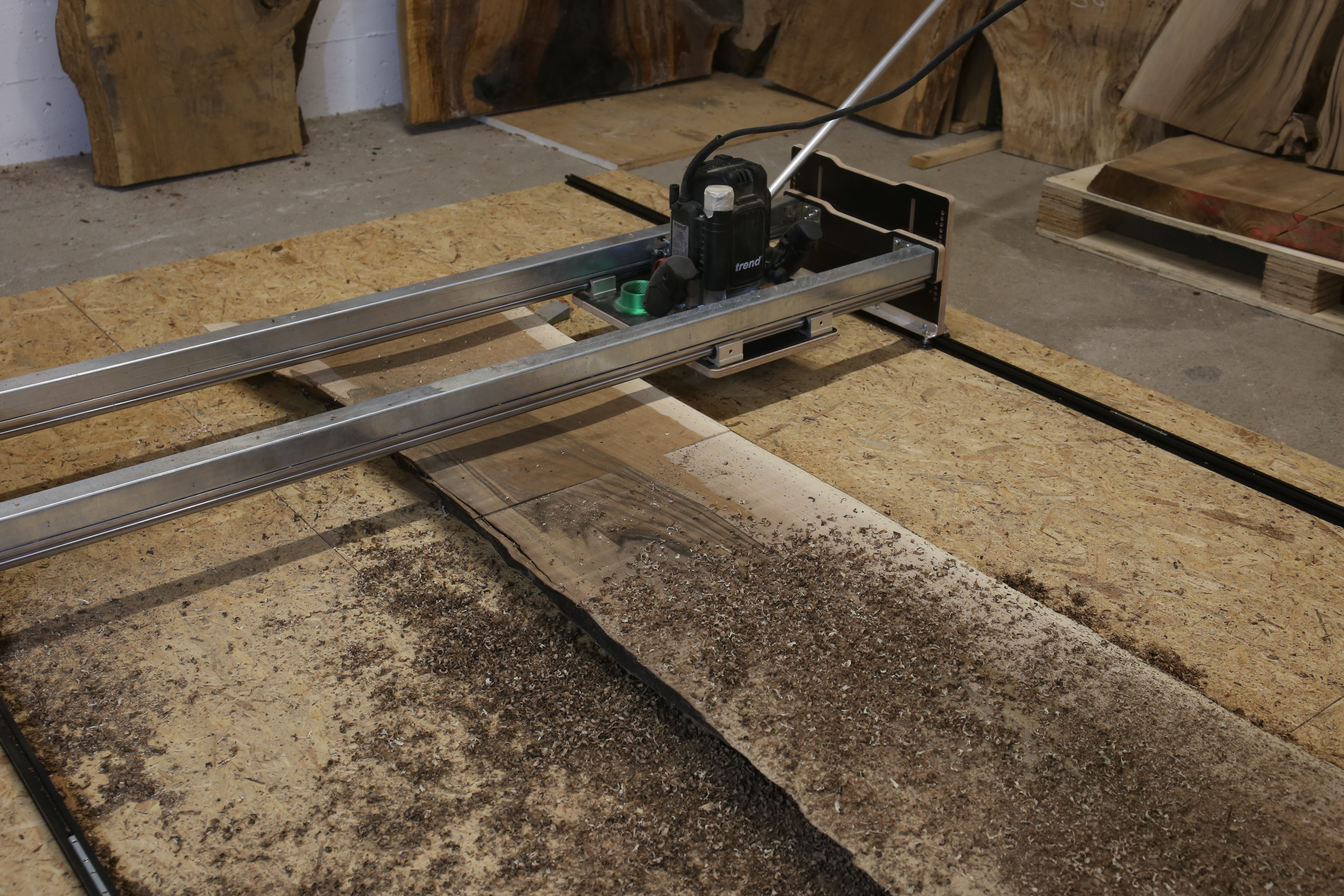 Planfräsen ohne Absaugung, mit Holzspänen verschmutztes Werkstück