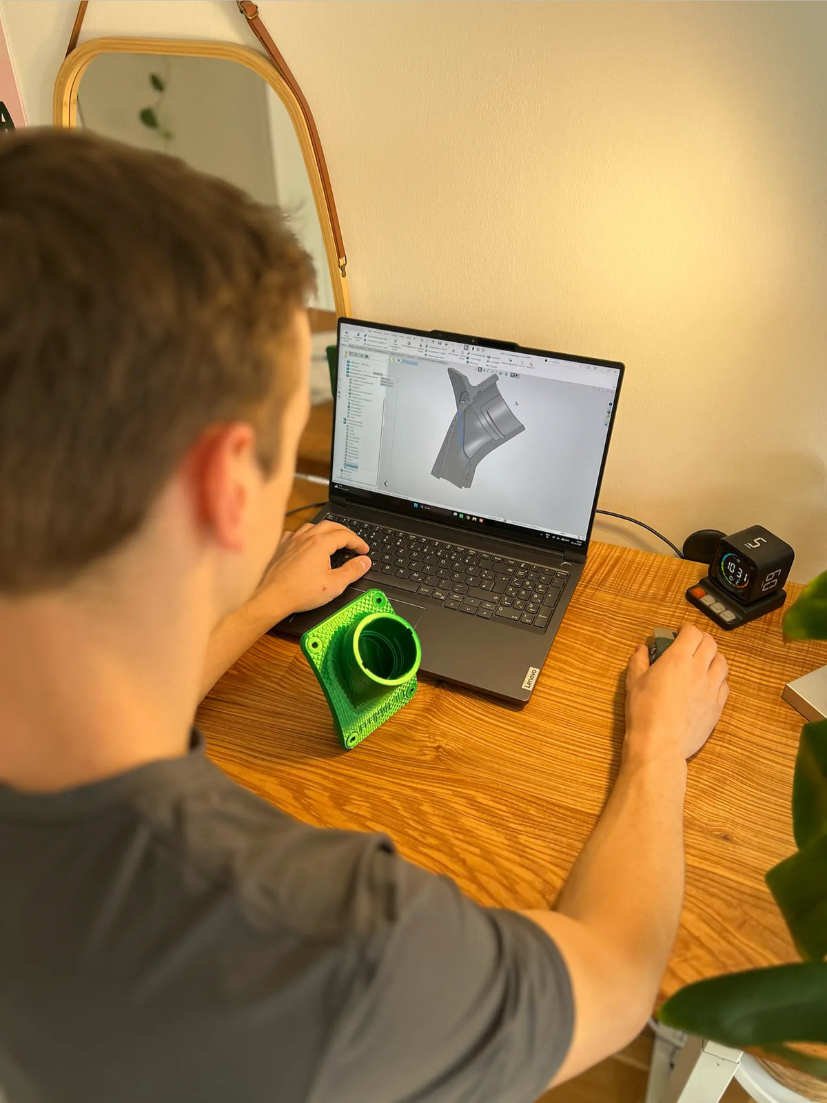 Konstruktion eines Zyklon-Einlasses im CAD-Programm am Laptop, daneben der 3D-gedruckte Prototyp