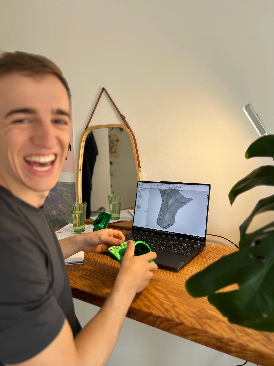 Adrian von Die Tüftlerei am Schreibtisch mit CAD-Konstruktion am Laptop und 3D-gedrucktem Zyklon-Einlass-Prototyp
