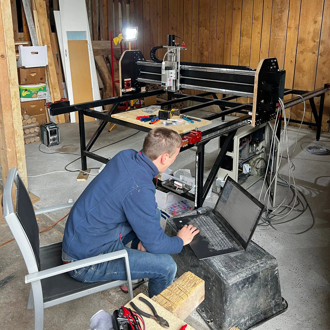Montagearbeit in der Werkstatt bei der Fertigung einer CNC-Maschine