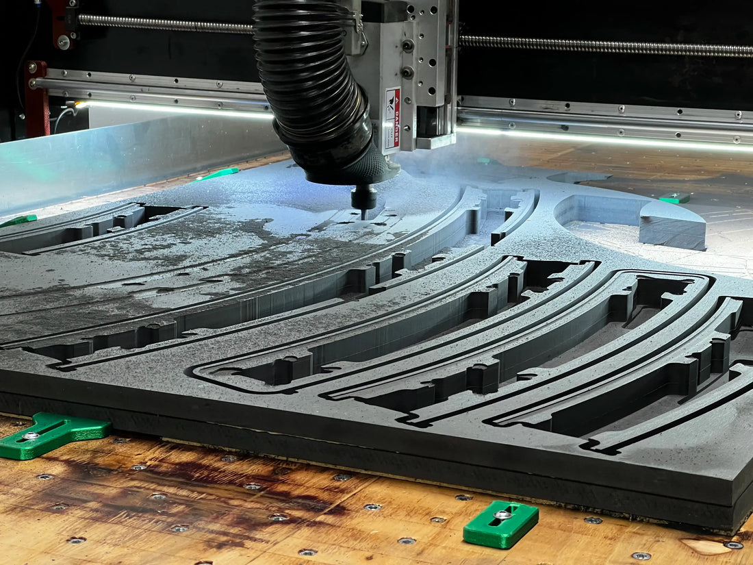 Fräsvorgang an einer HDF-Platte auf der CNC-Maschine in Detailansicht