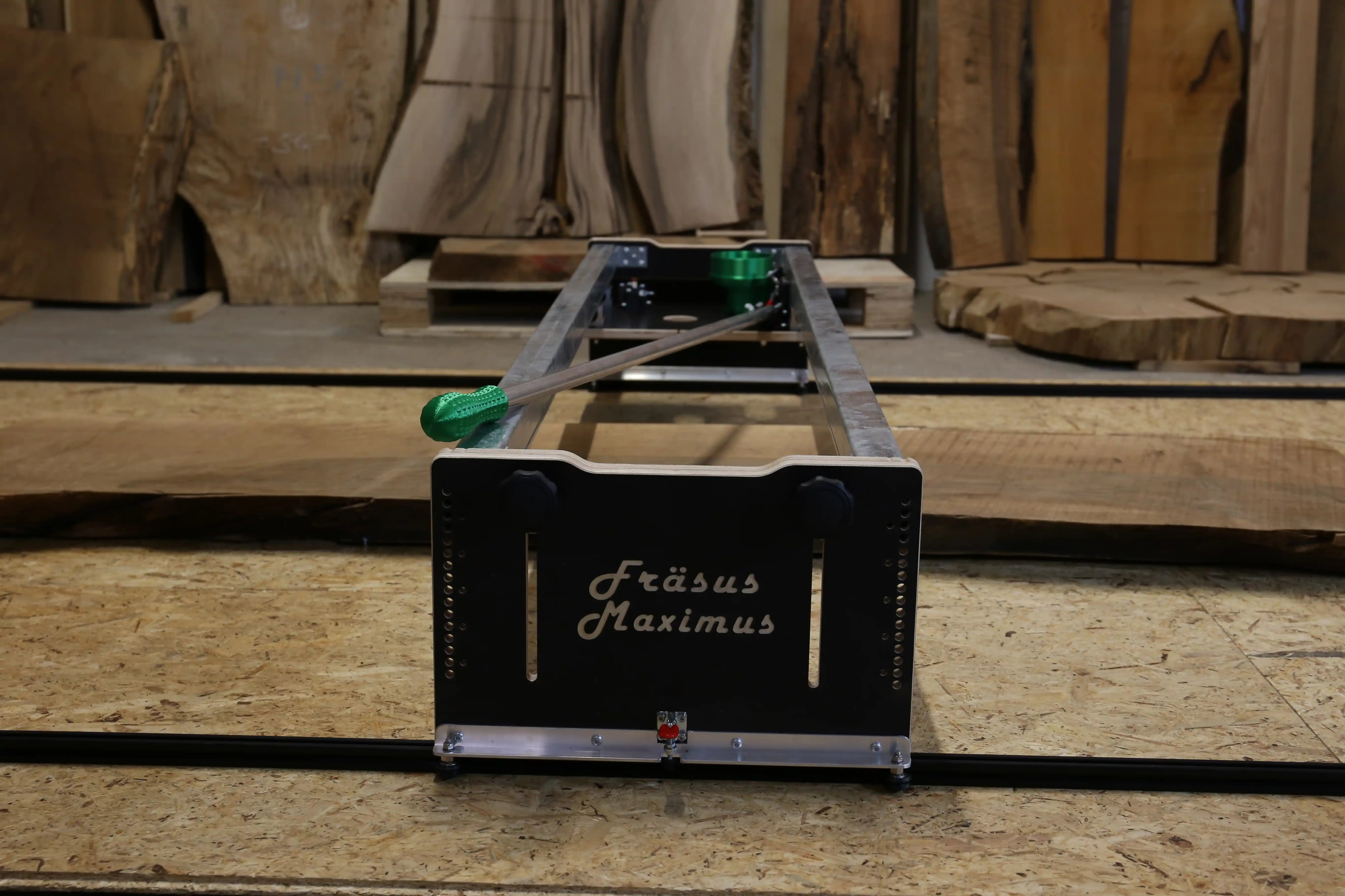 Seitliche Ansicht der aufgebauten Planfräsvorrichtung Fräsus Maximus mit Holzplatte