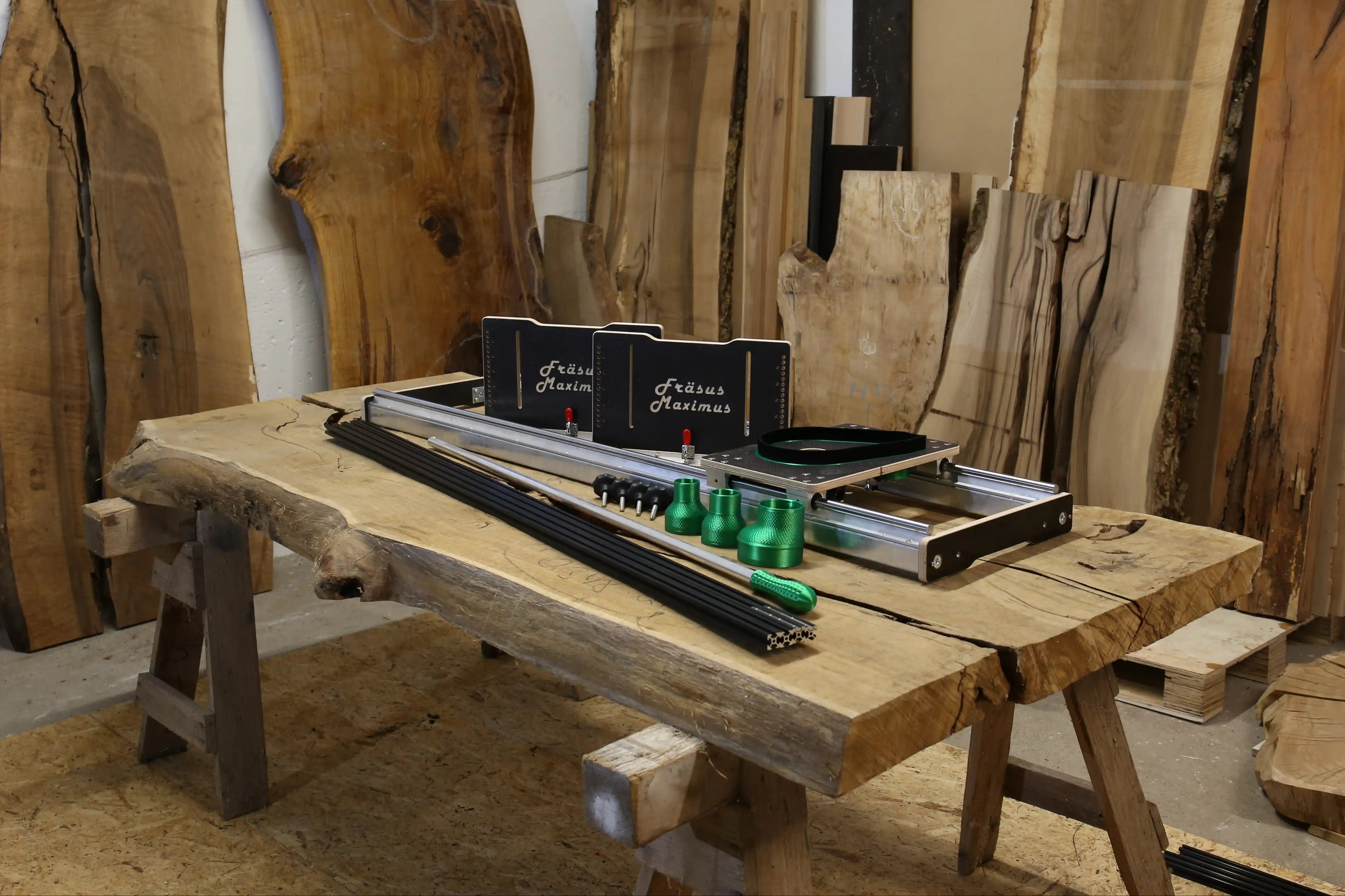 Gesamtansicht der Planfräsvorrichtung Fräsus Maximus auf der Werkbank vor dem Planfräsen