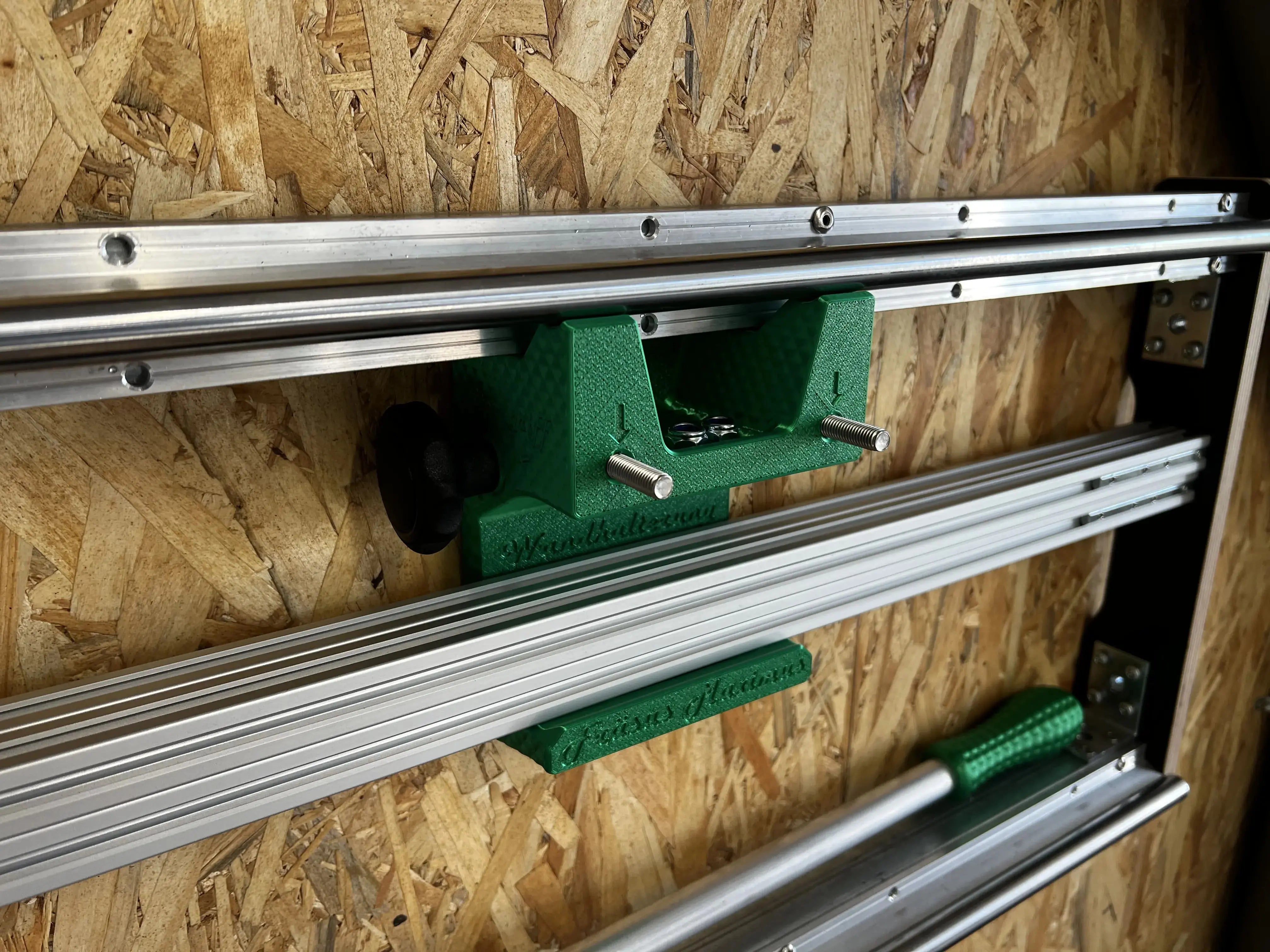 Detailaufnahme der Wandhalterung für Planfräsvorrichtung mit Befestigungselementen