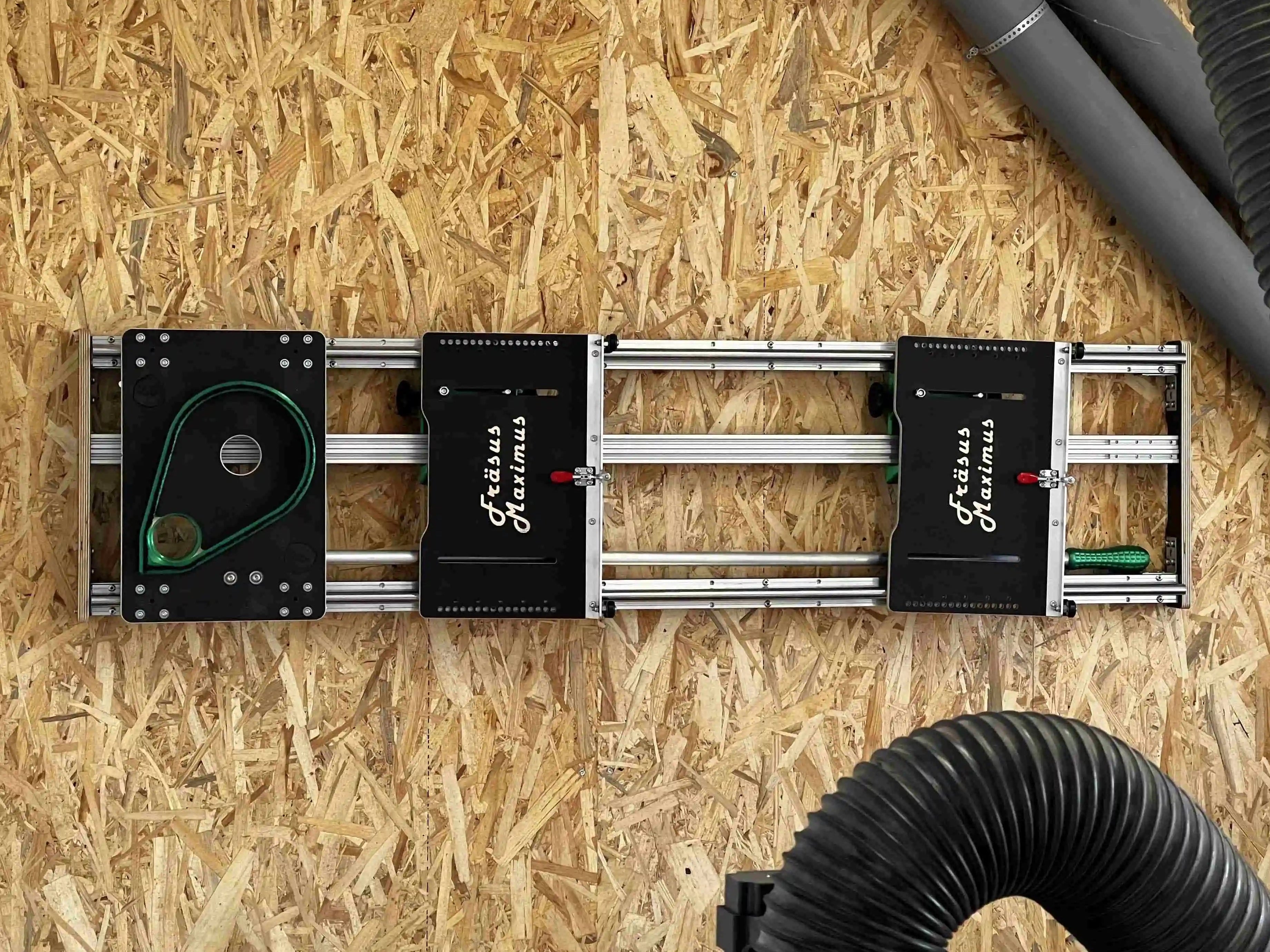 Wandhalterung für Fräsus Maximus Planfräsvorrichtung montiert an der Werkstattwand