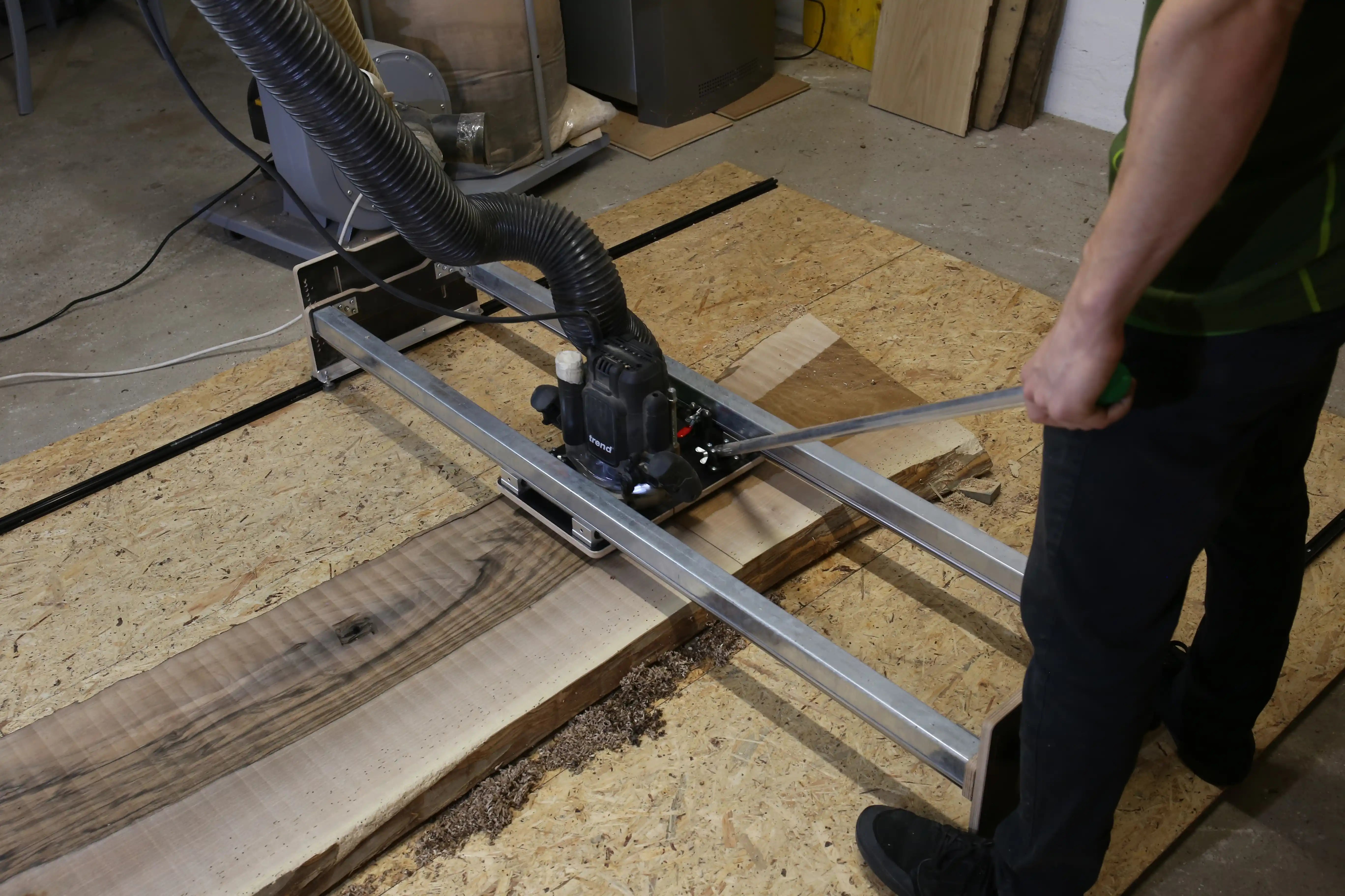 Einsatz des Schiebestocks an der Planfräsvorrichtung Fräsus Maximus für ergonomische Führung während des Fräsens