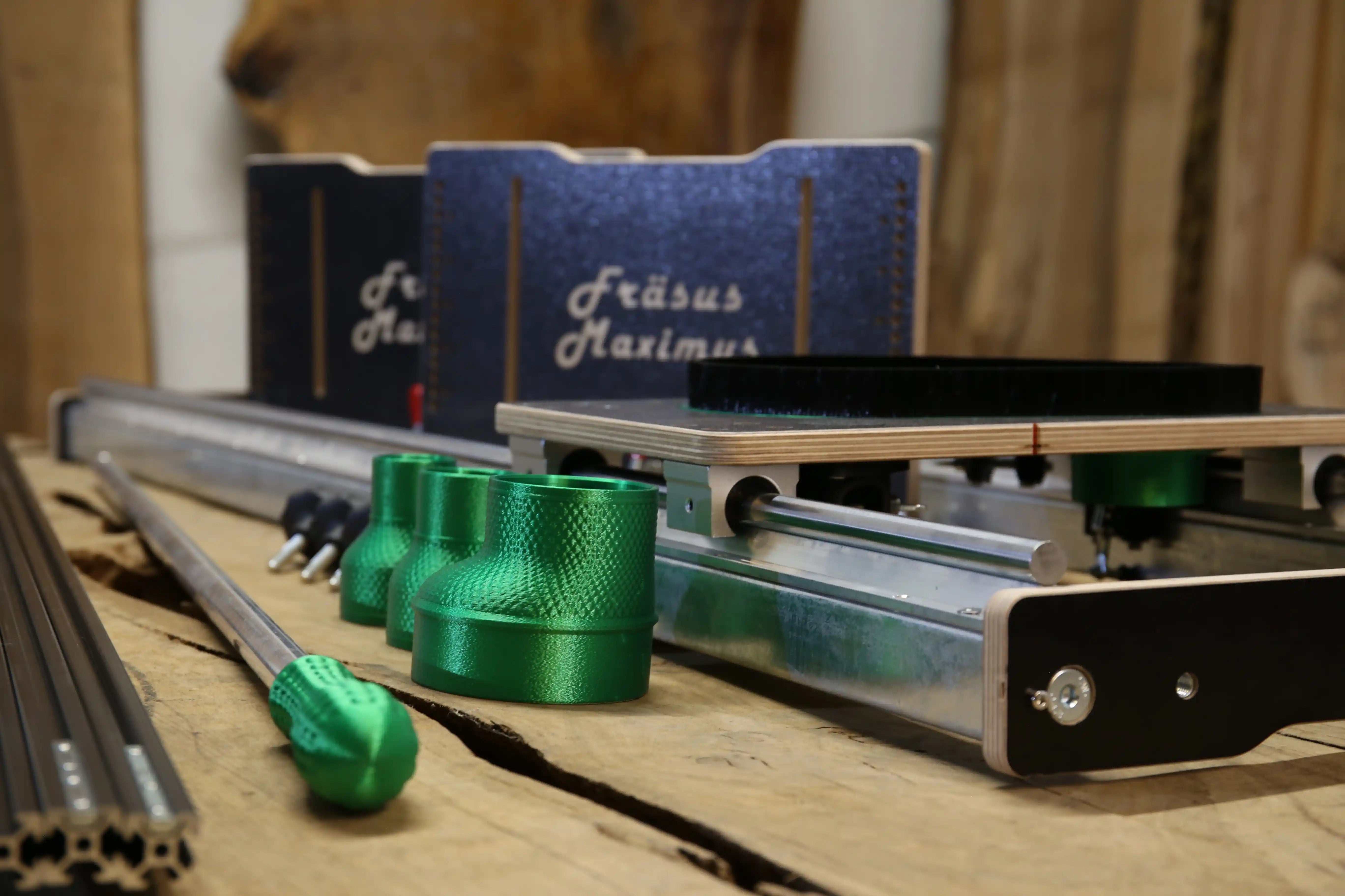 Fräsus Maximus Planfräsvorrichtung mit Kugelumlaufführungen, Rollenführung und Schiebestock auf Holzplatte