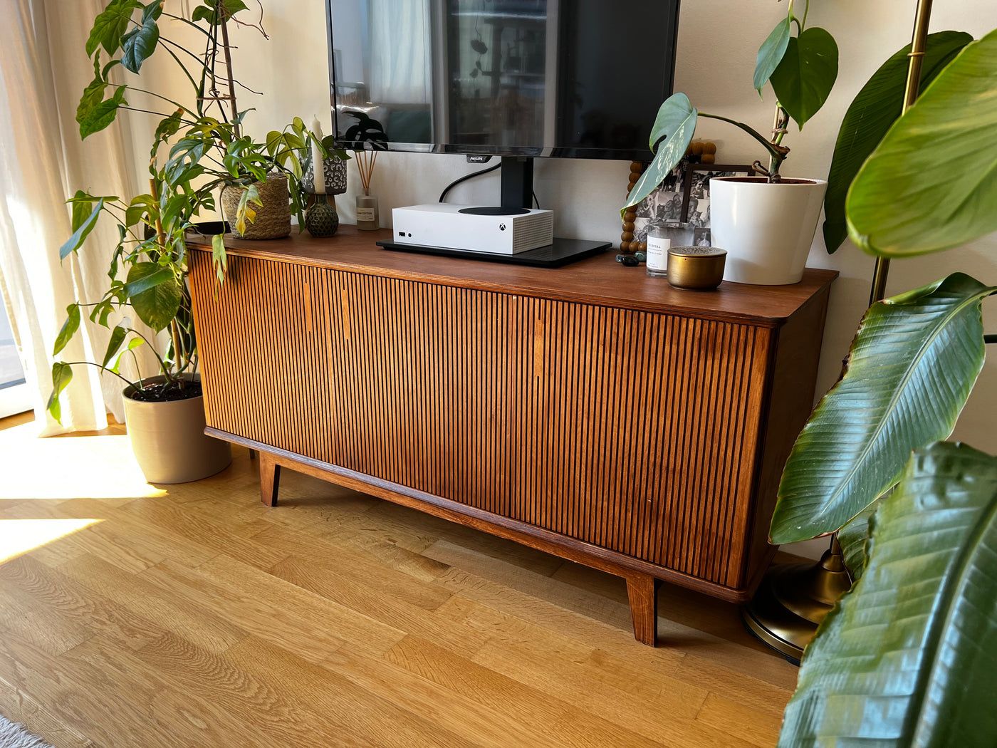 Sideboard mit Lamellenfront in Teak-Optik als TV-Board