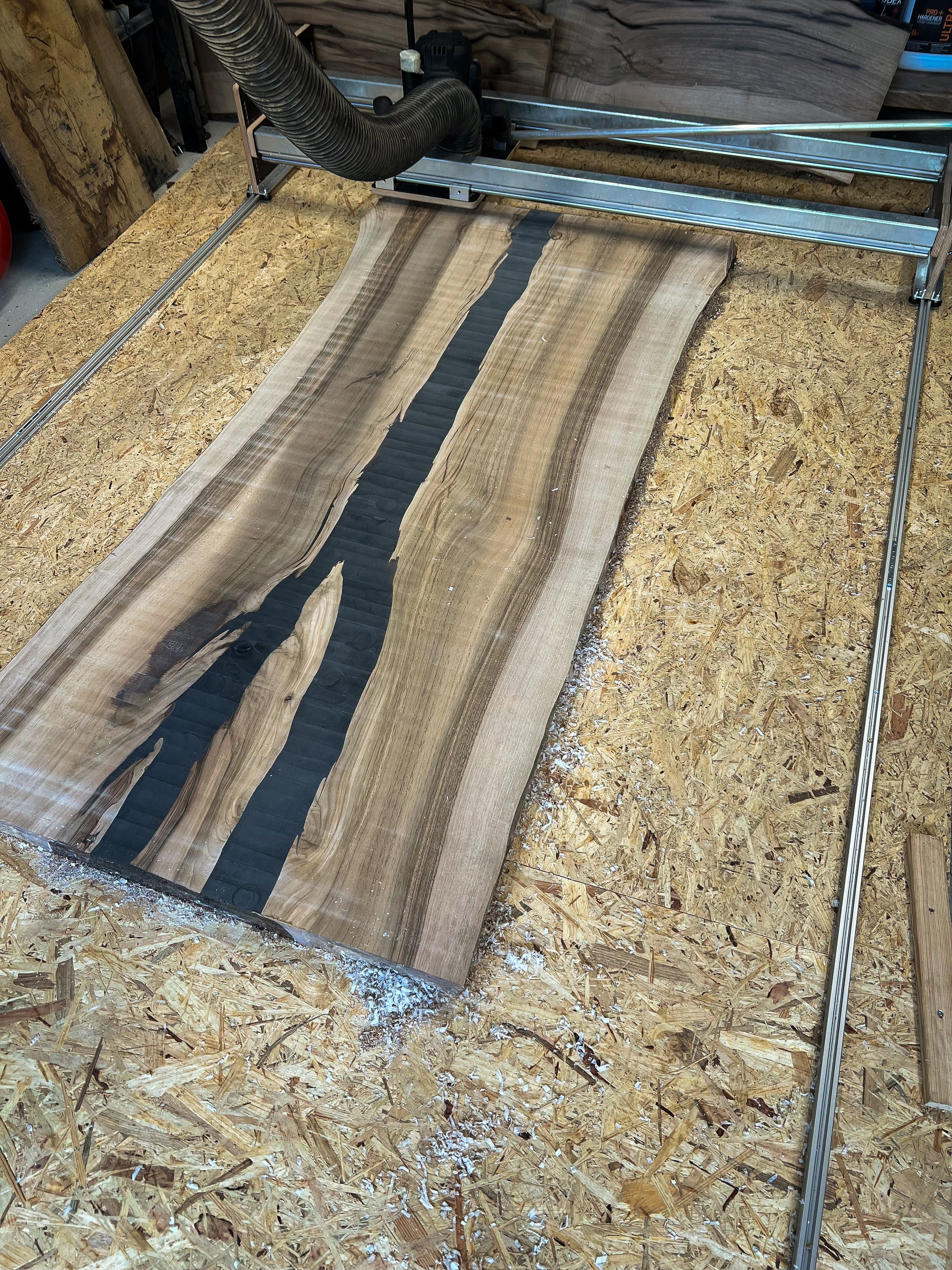 Gefräste Holzplatte mit Planfräsgerät