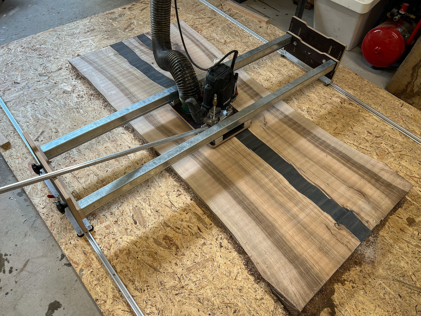 Gefräste Holzplatte mit Planfräsgerät