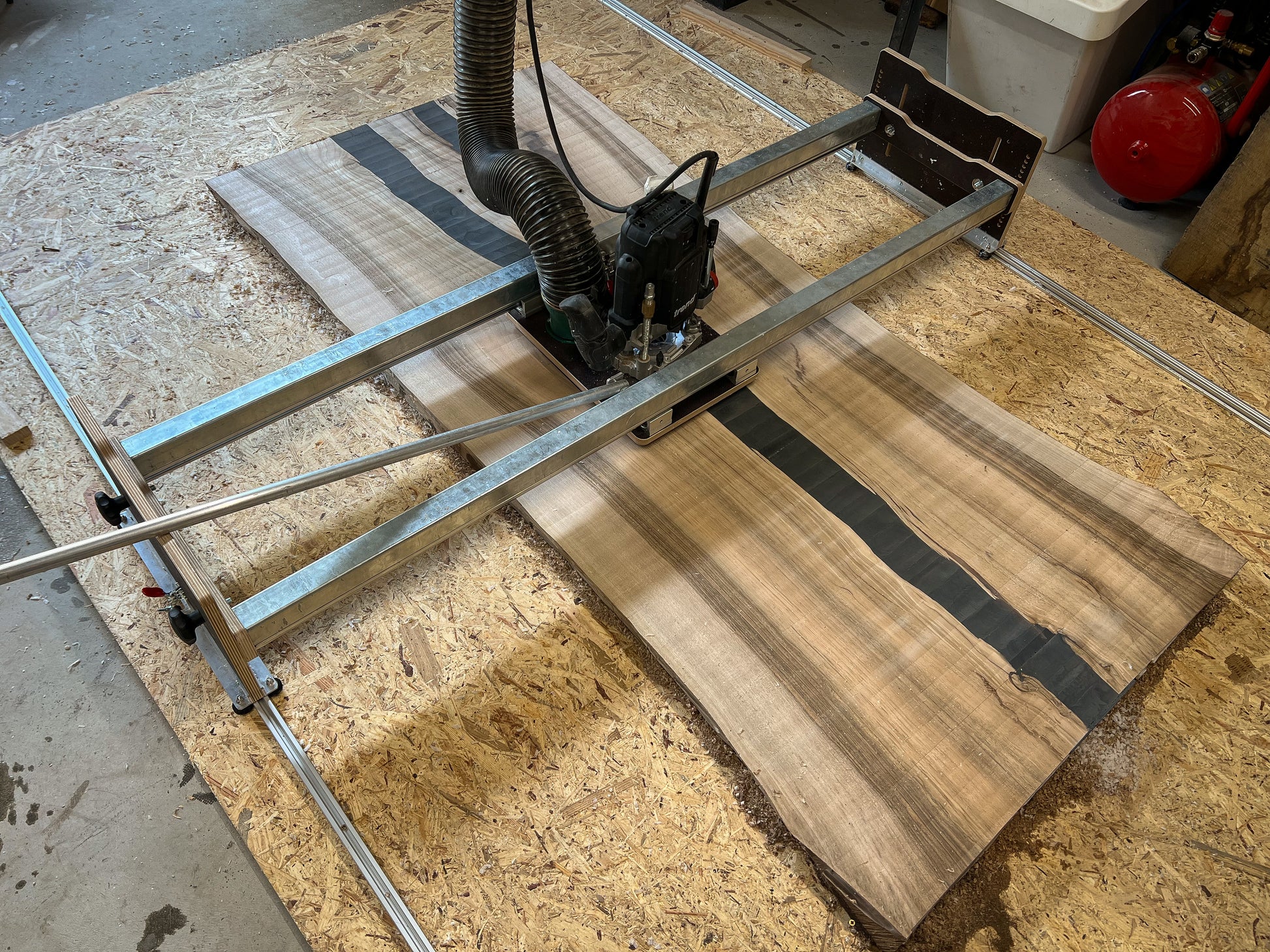 Gefräste Holzplatte mit Planfräsgerät