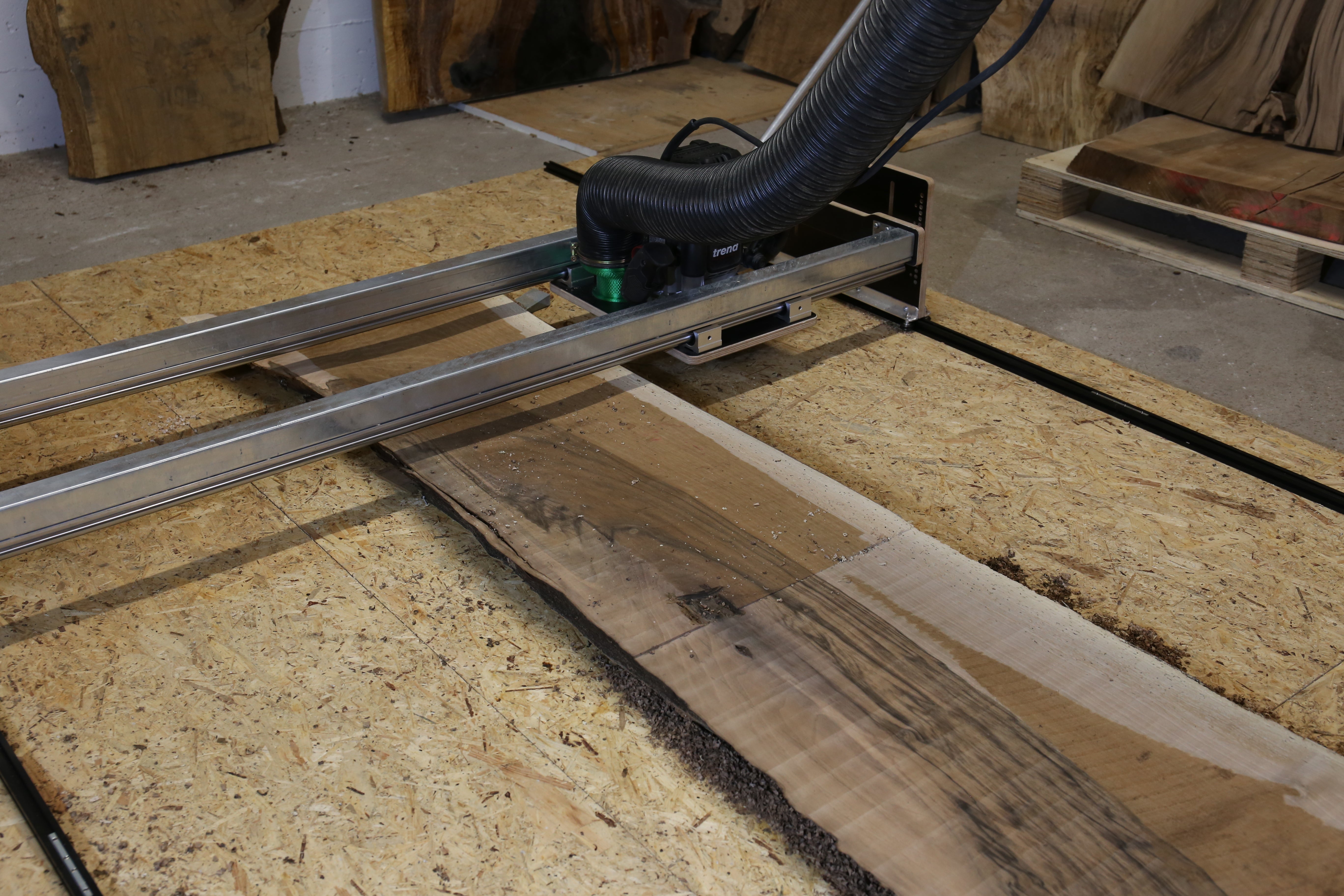 Planfräsen mit Staubschuh, Planfräsvorrichtung mit sauberen Werkstück