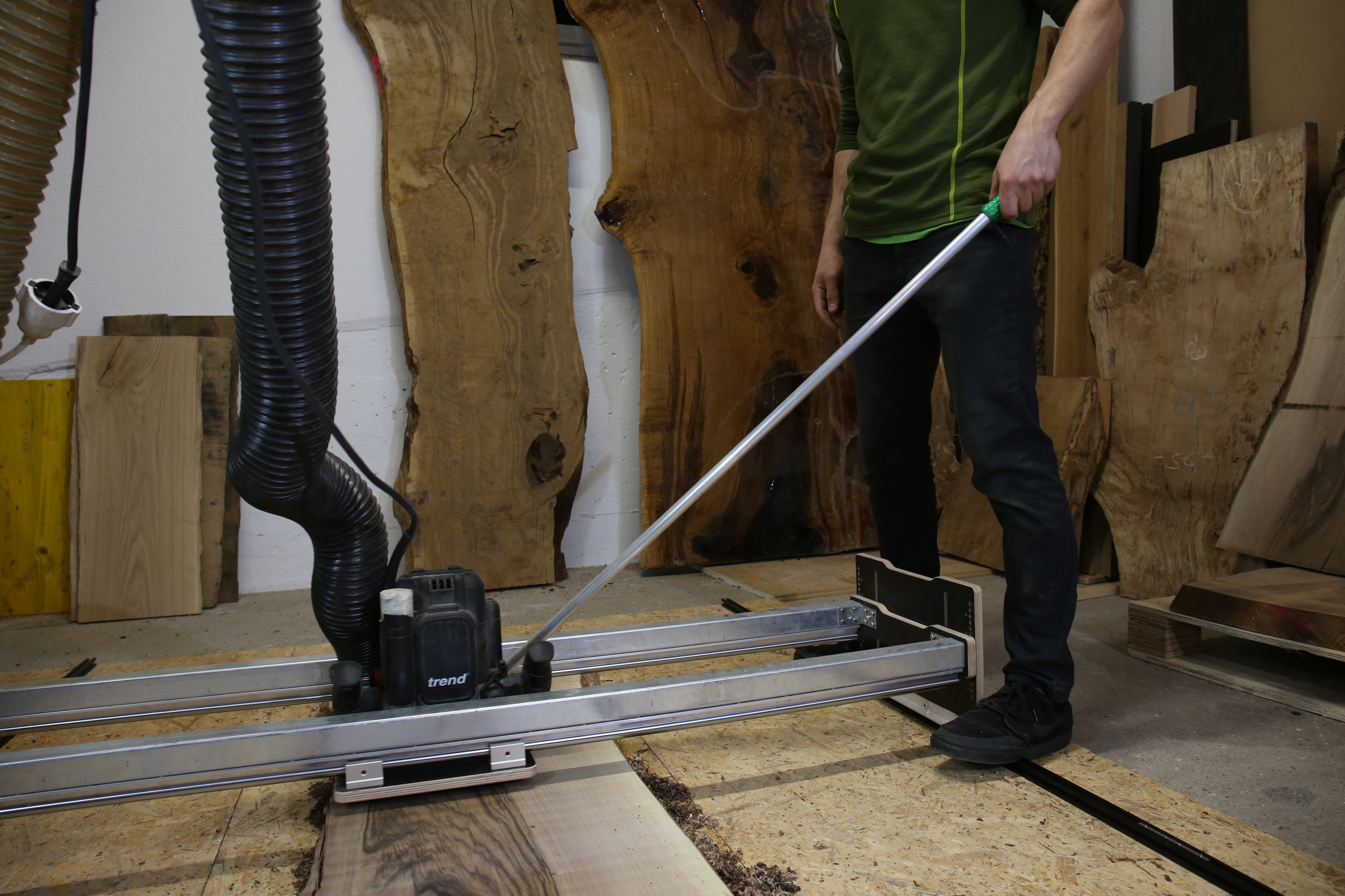 Person beim Planfräsen mit Schiebestock