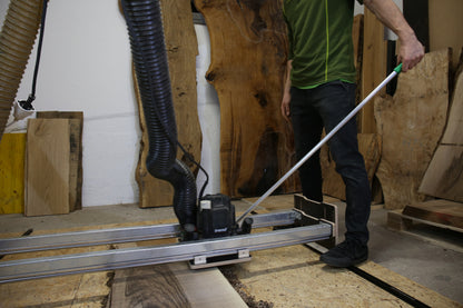 Person beim Planfräsen mit Schiebestock