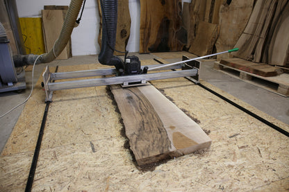 Abgefräste Holzplatte auf dem Planfräsgerät