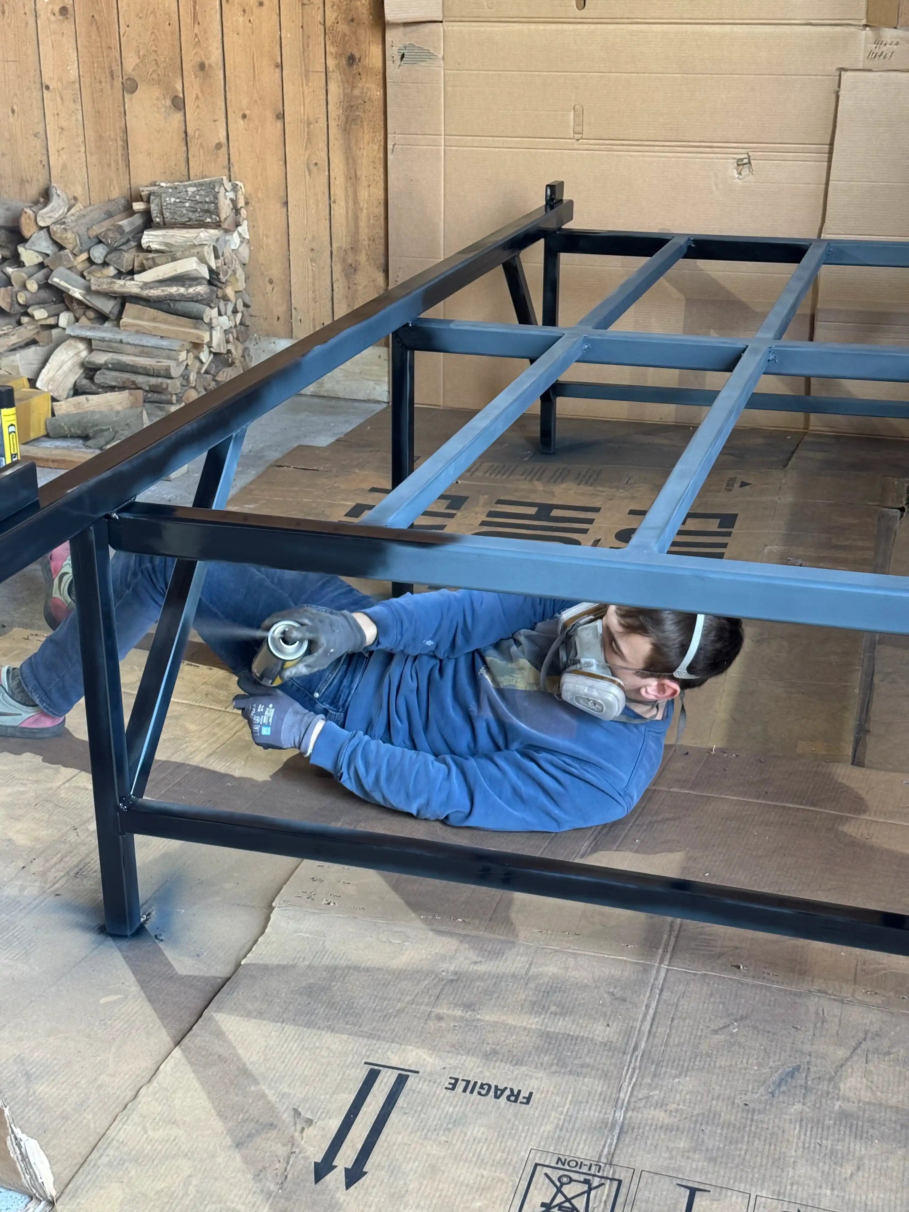 Lackierung eines CNC-Untergestells aus Stahlrahmen in der Werkstatt während der Fertigung