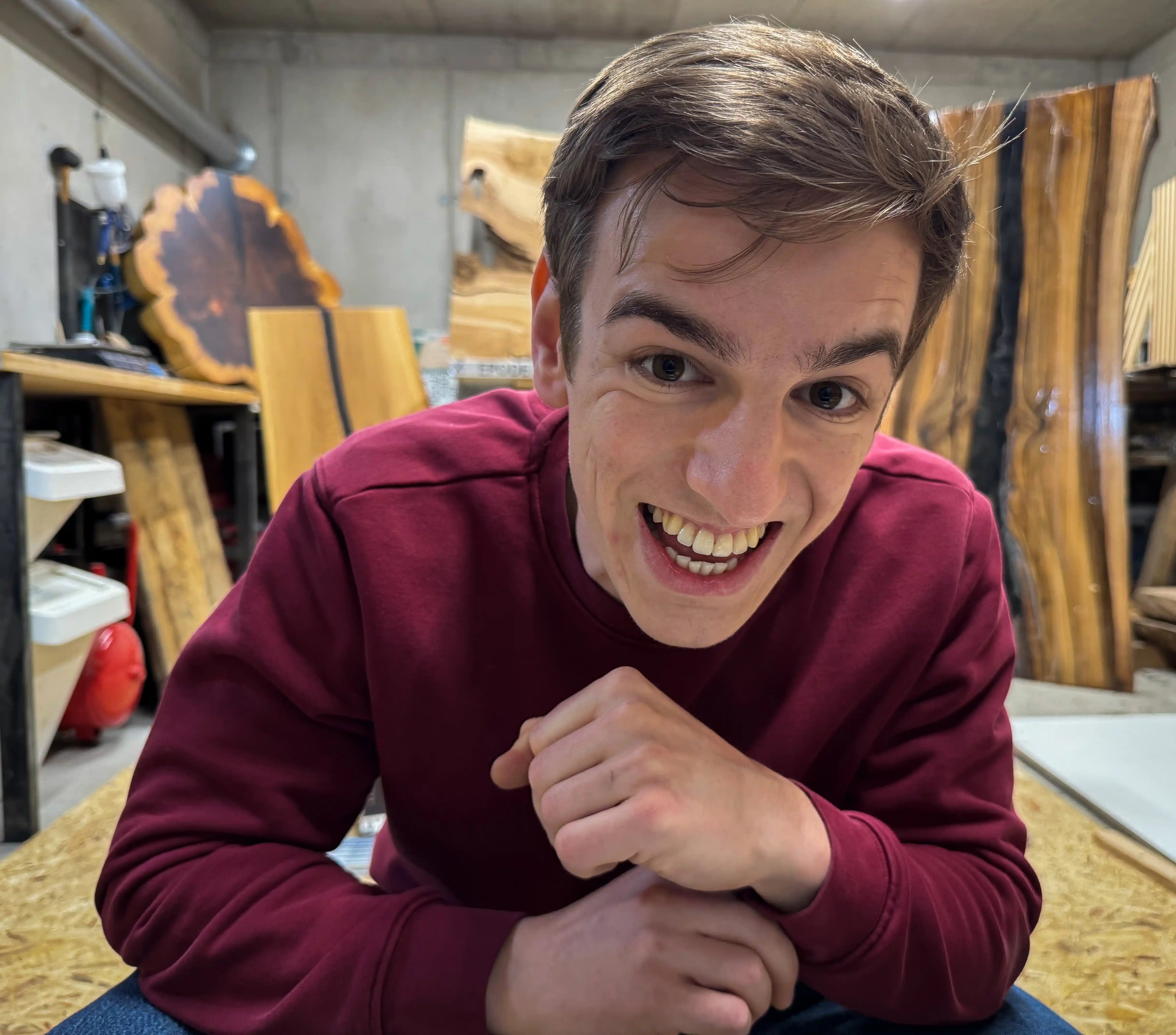 Porträt des Maschinenbauers in der Werkstattumgebung während der Arbeit an einem Projekt