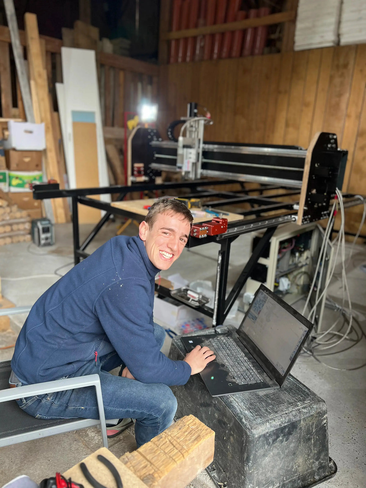 Montagearbeit in der Werkstatt bei der Fertigung einer CNC-Maschine in Porträtansicht