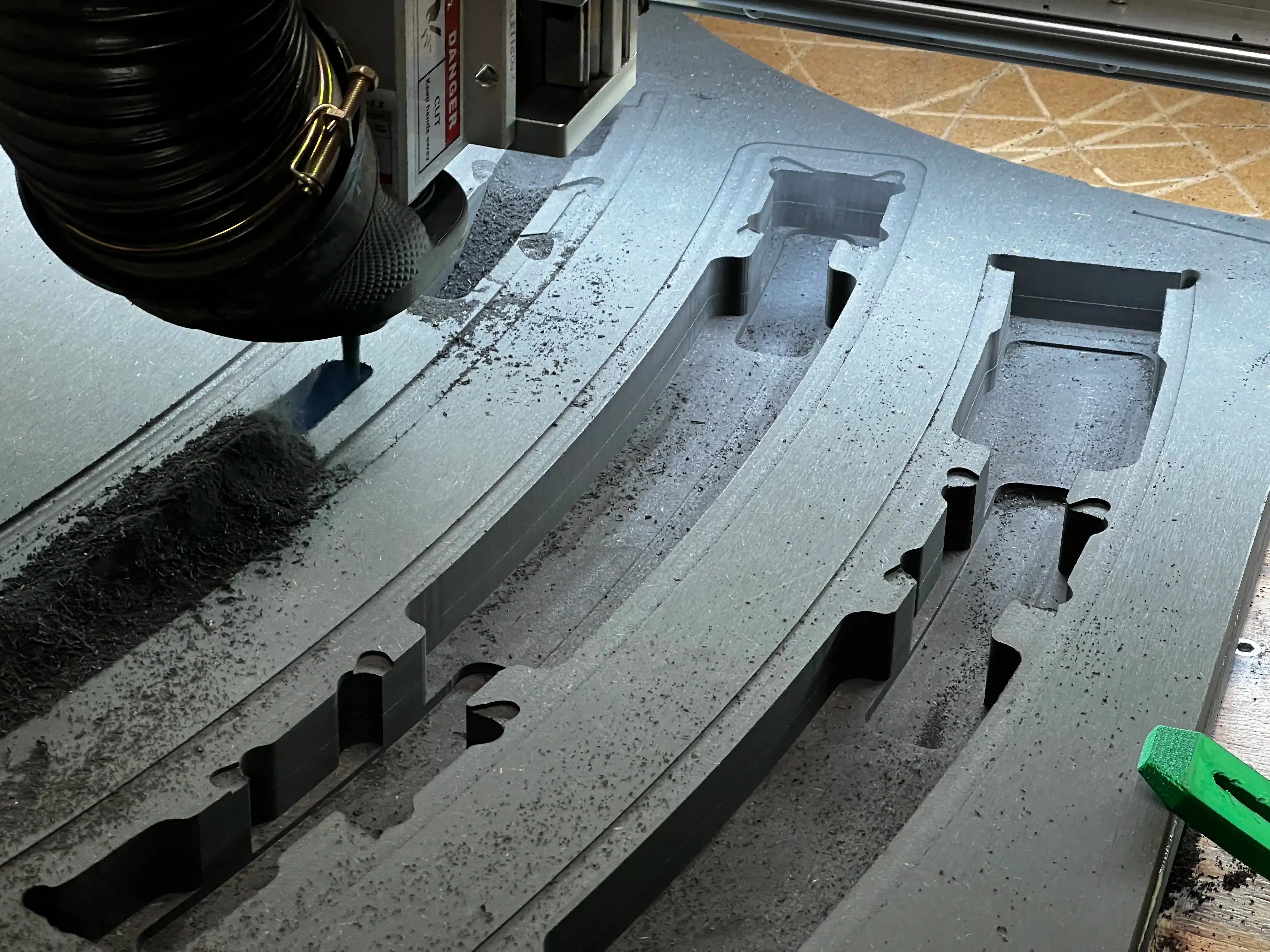 CNC-Bearbeitung einer HDF-Platte in Nahansicht während des Fräsvorgangs