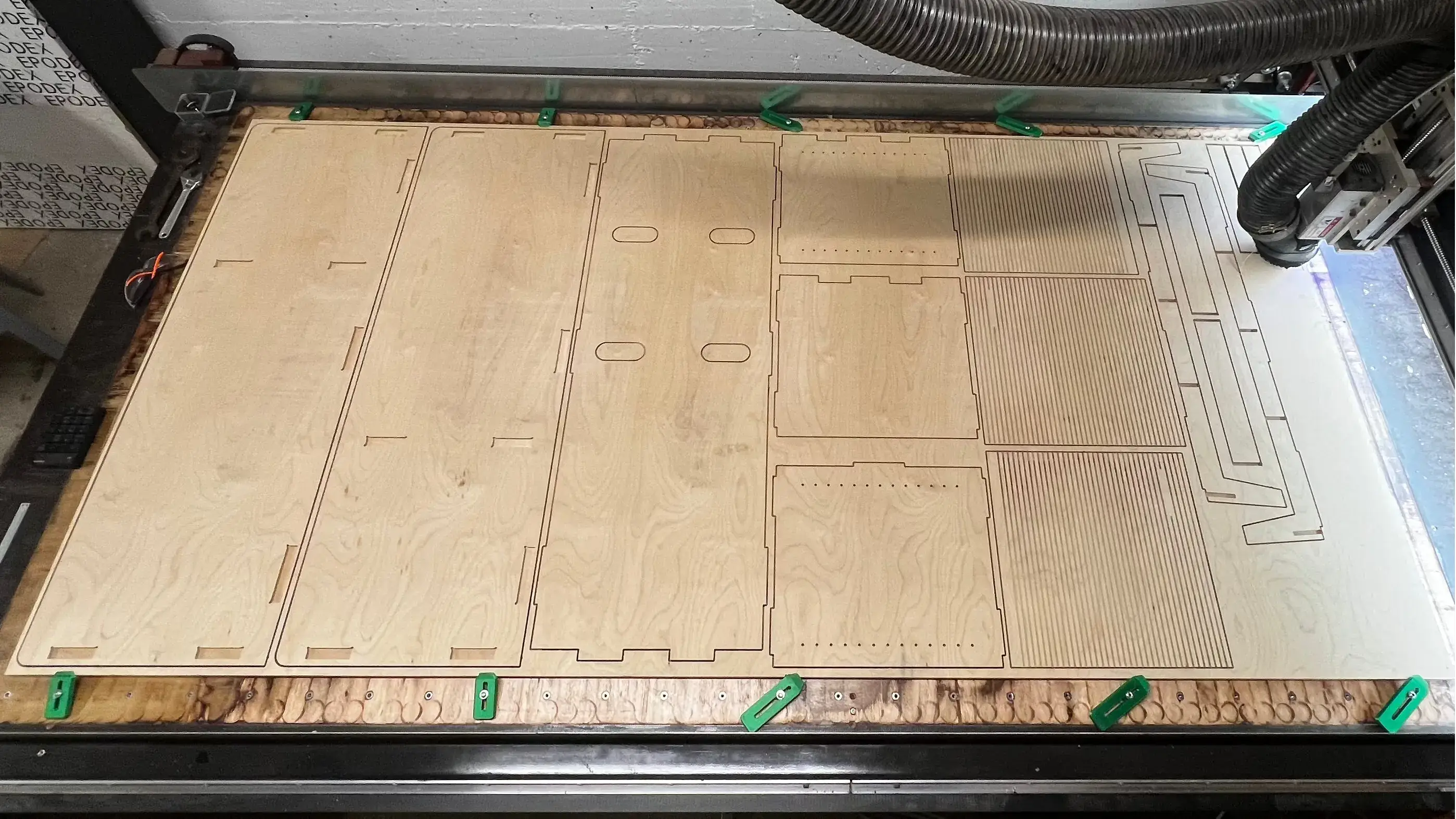 CNC-Fräsen einer Multiplexplatte in Nahaufnahme mit sichtbarer Schnittkante