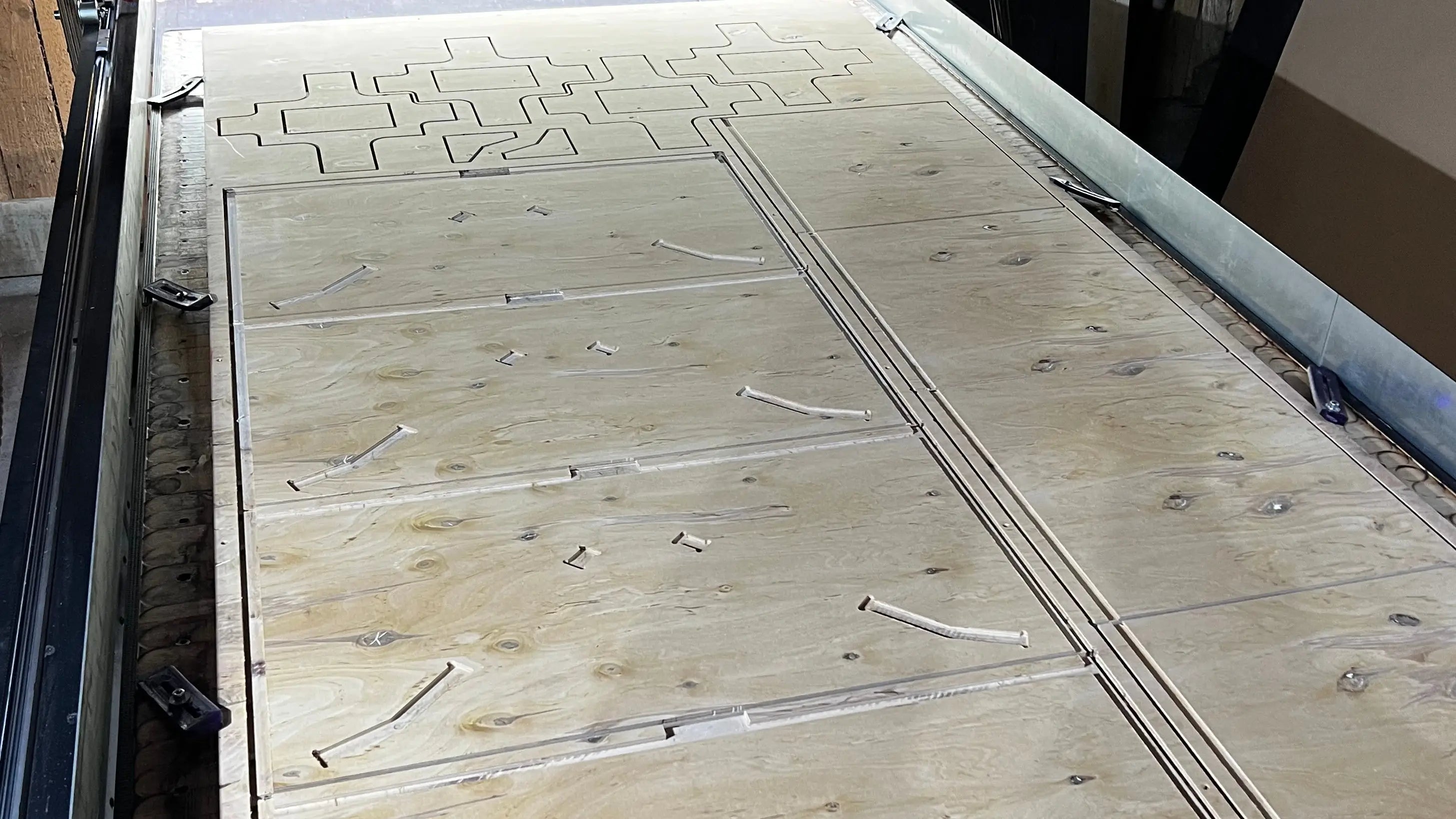 Detailansicht des CNC-Fräsprozesses an einer Multiplexplatte während der Bearbeitung