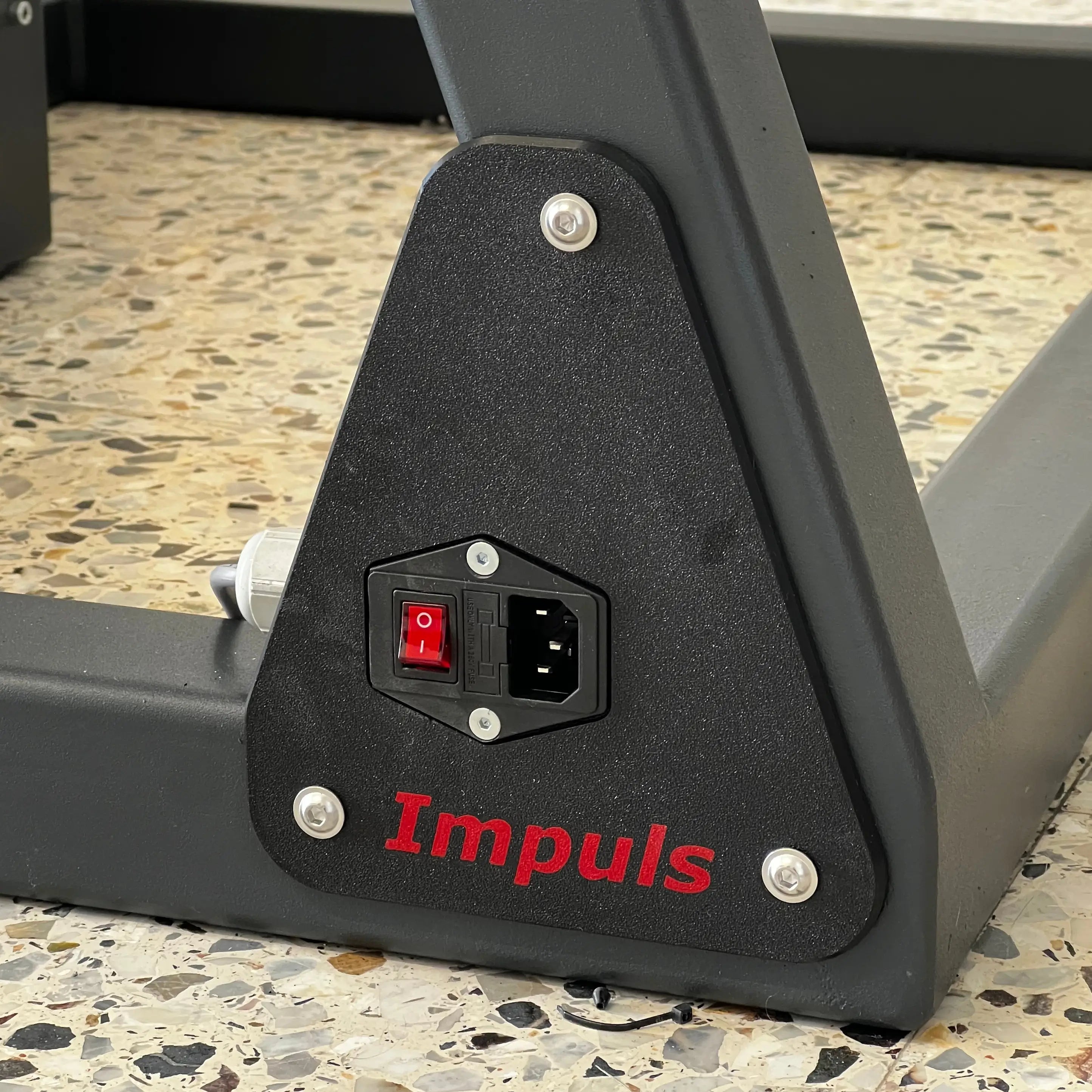 Stromanschluss einer Maschine in einem 3D-gedruckten Gehäuse mit robuster Befestigung