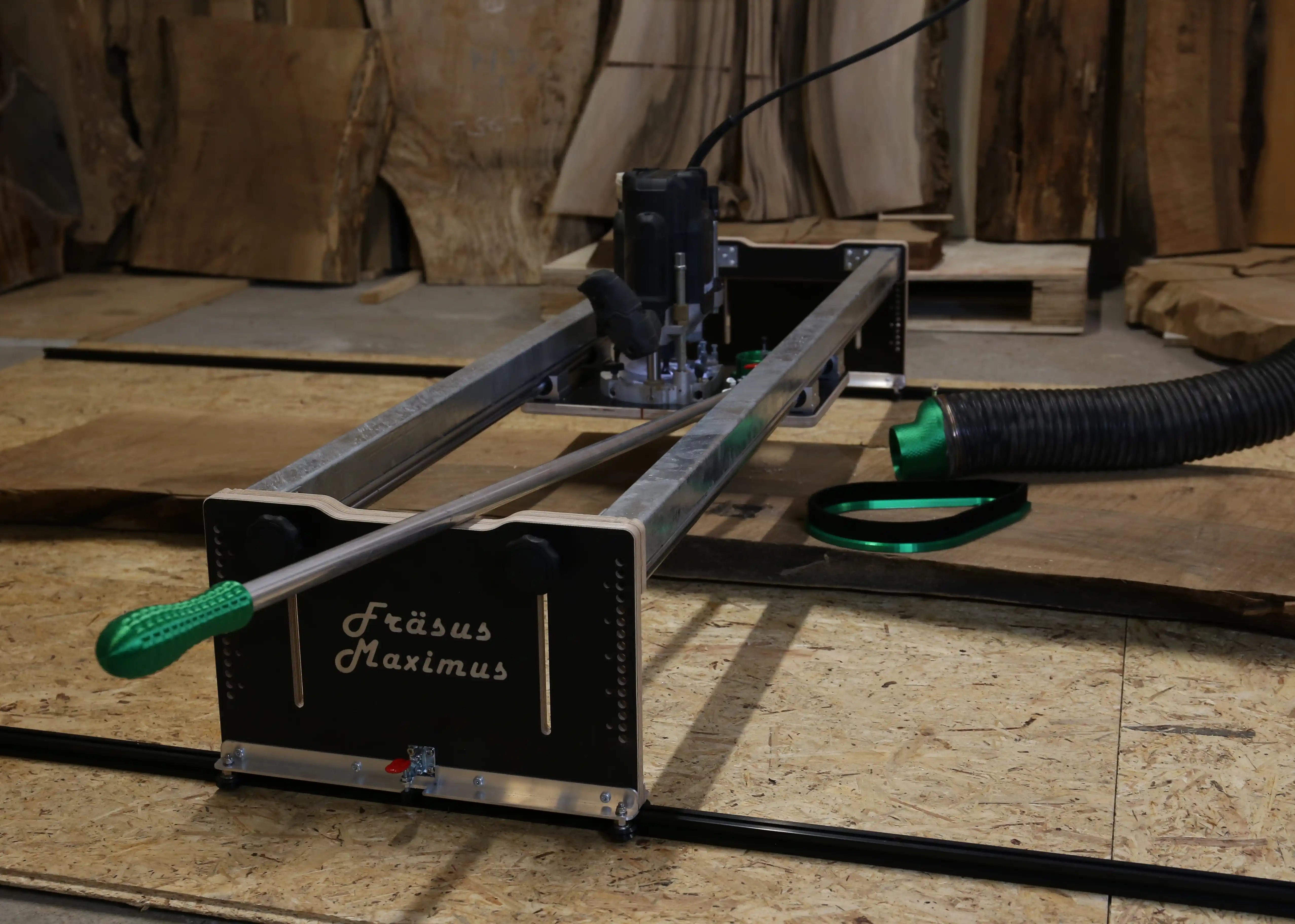 Planfräsvorrichtung Fräsus Maximus mit Staubabsaugung und einer Massivholzplatte