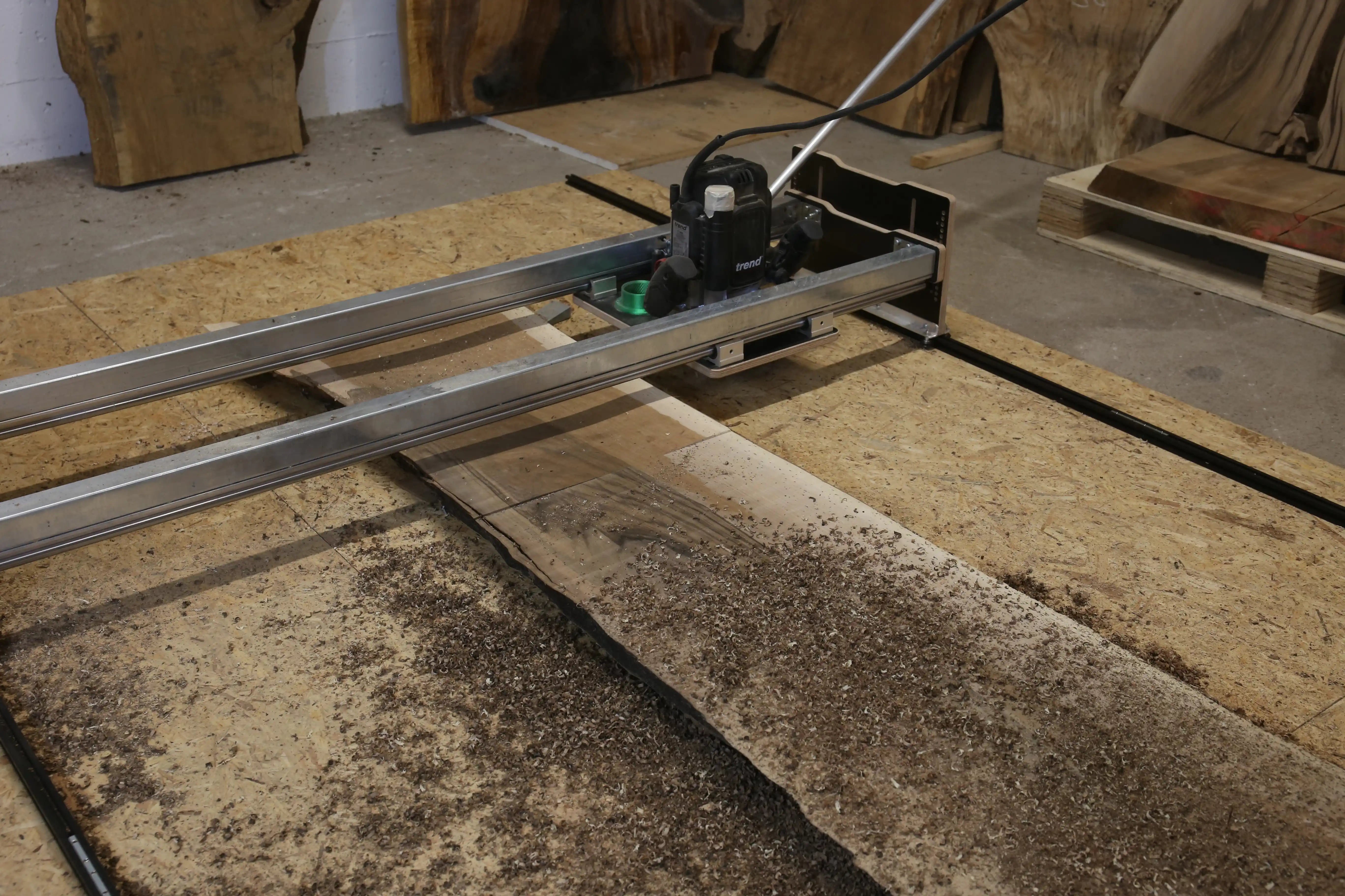 Planfräsvorrichtung Fräsus Maximus mit beim Planfräsen einer Massivholzplatte