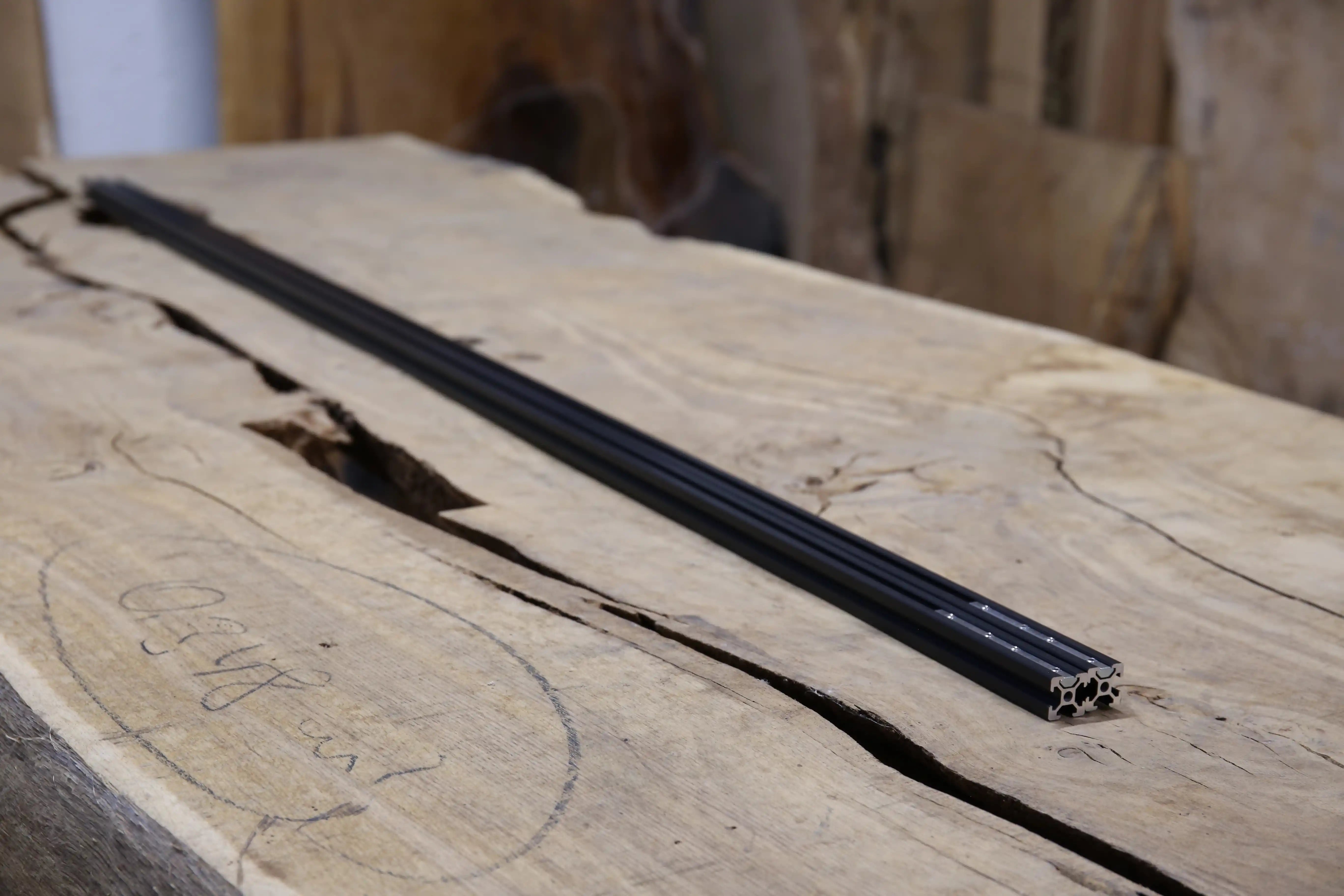 Aluminiumprofile der Planfräsvorrichtung Fräsus Maximus als seitliche Linearführung für präzises Planfräsen