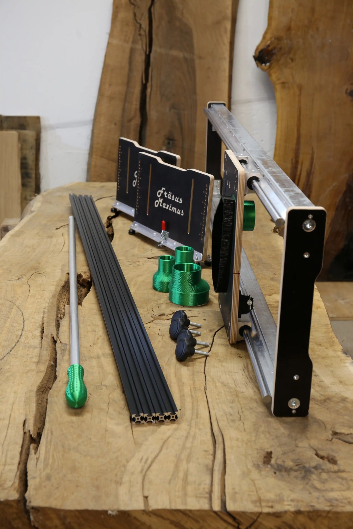 Side view of the individual parts of the Fräsus Maximus router sled on the workbench