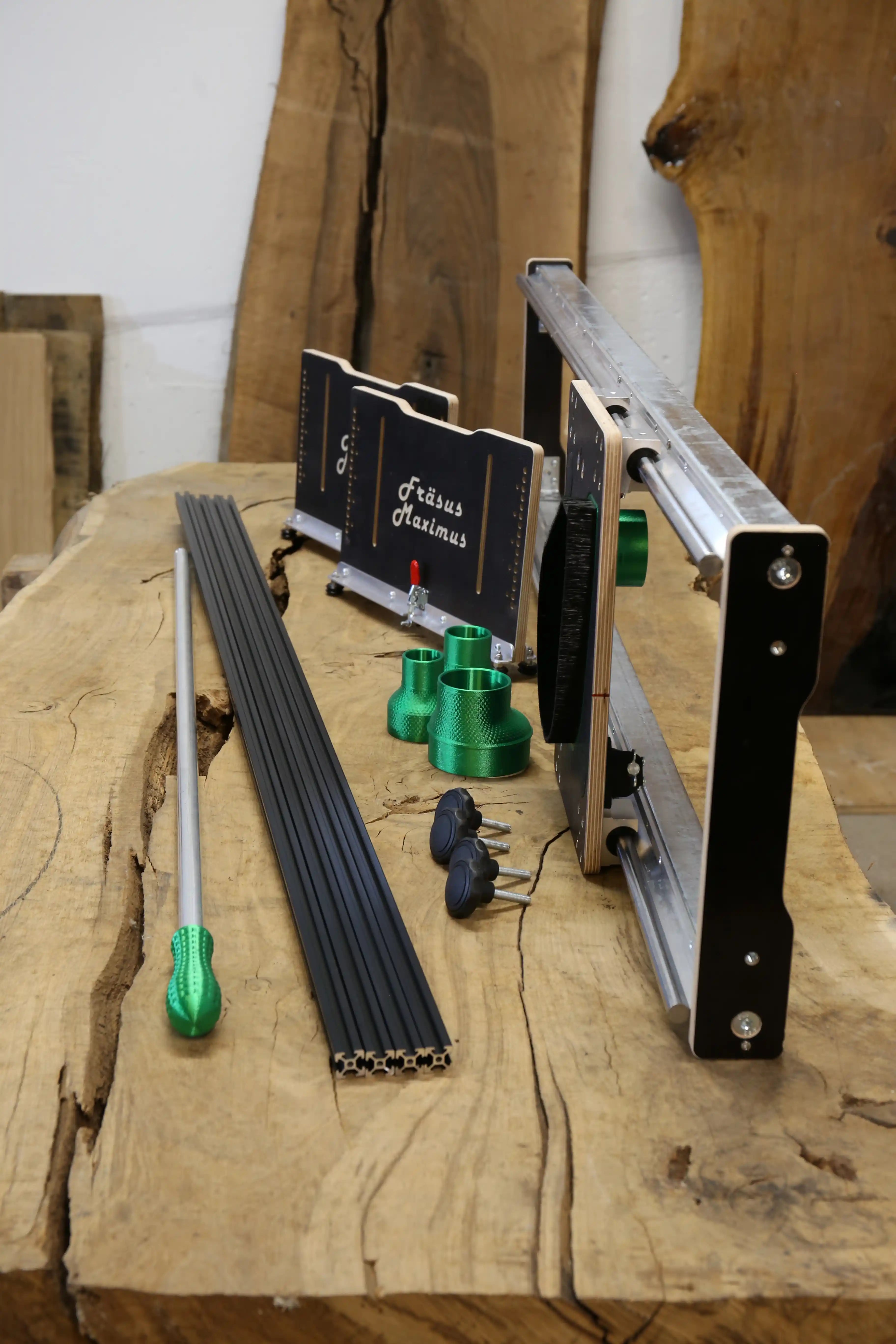 Seitliche Ansicht der Einzelteile von der Planfräsvorrichtung Fräsus Maximus auf der Werkbank