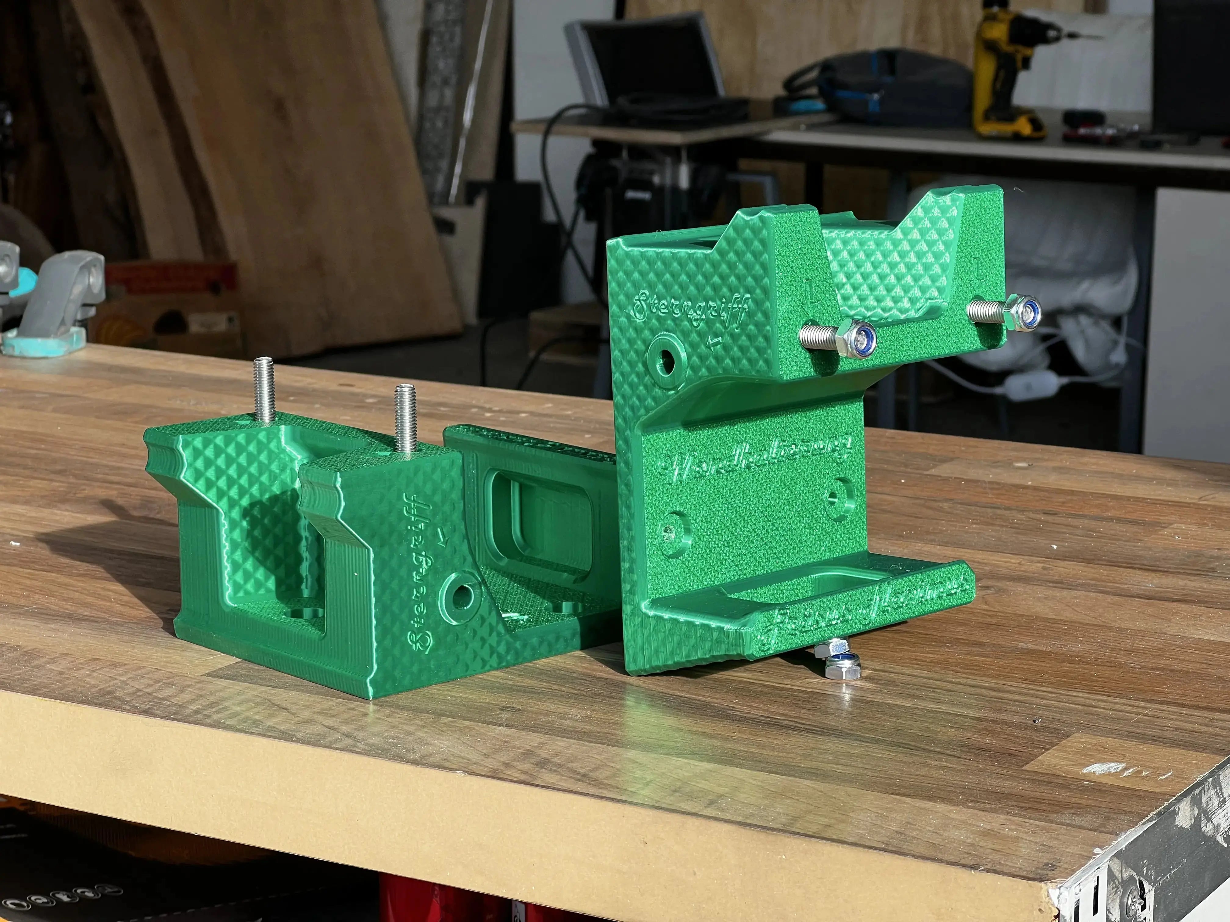 Set aus zwei Wandhalterungen für die Planfräsvorrichtung