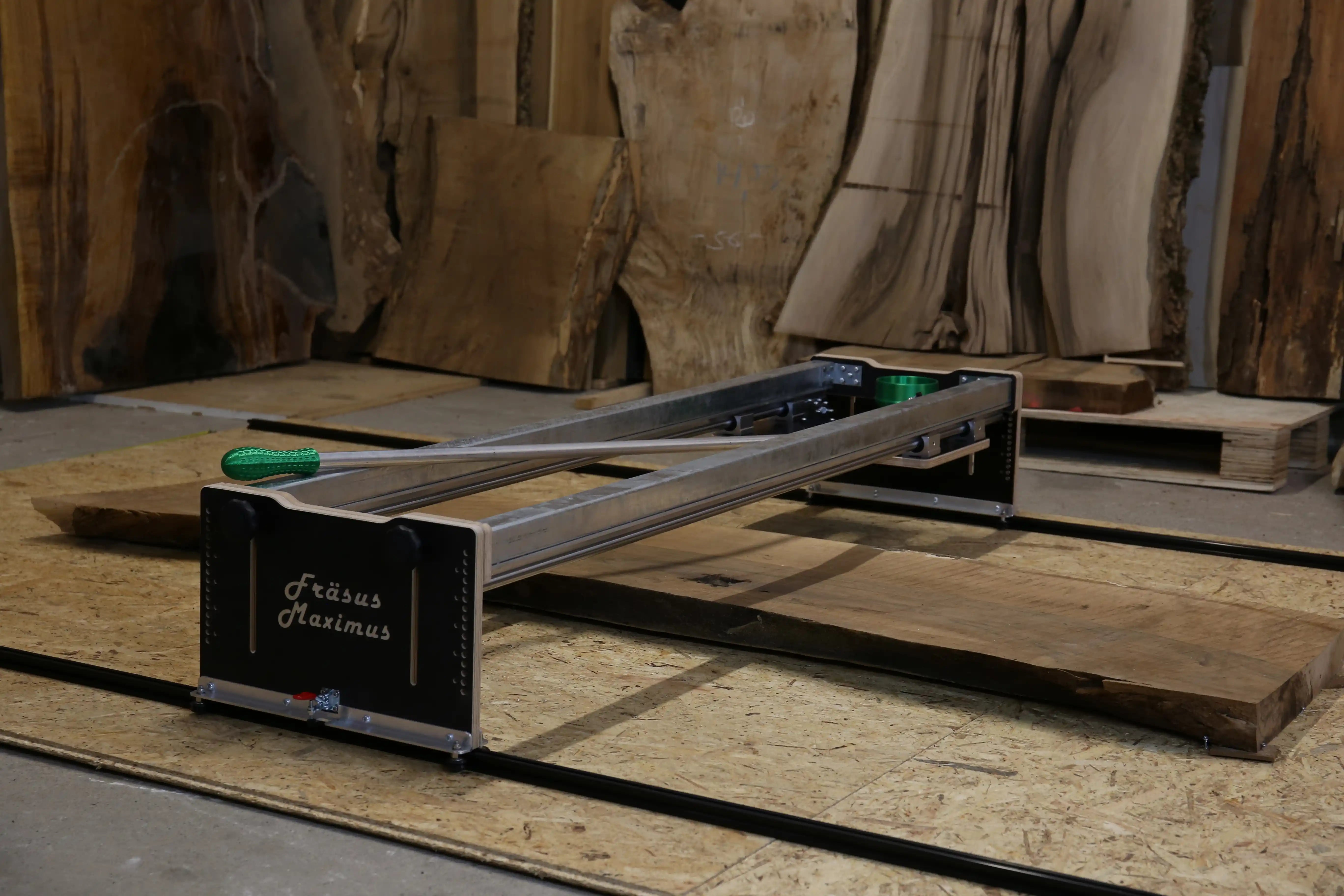 aufgebaute Planfräsvorrichtung Fräsus Maximus mit einer Massivholzplatte mit Oberfräse und Massivholz