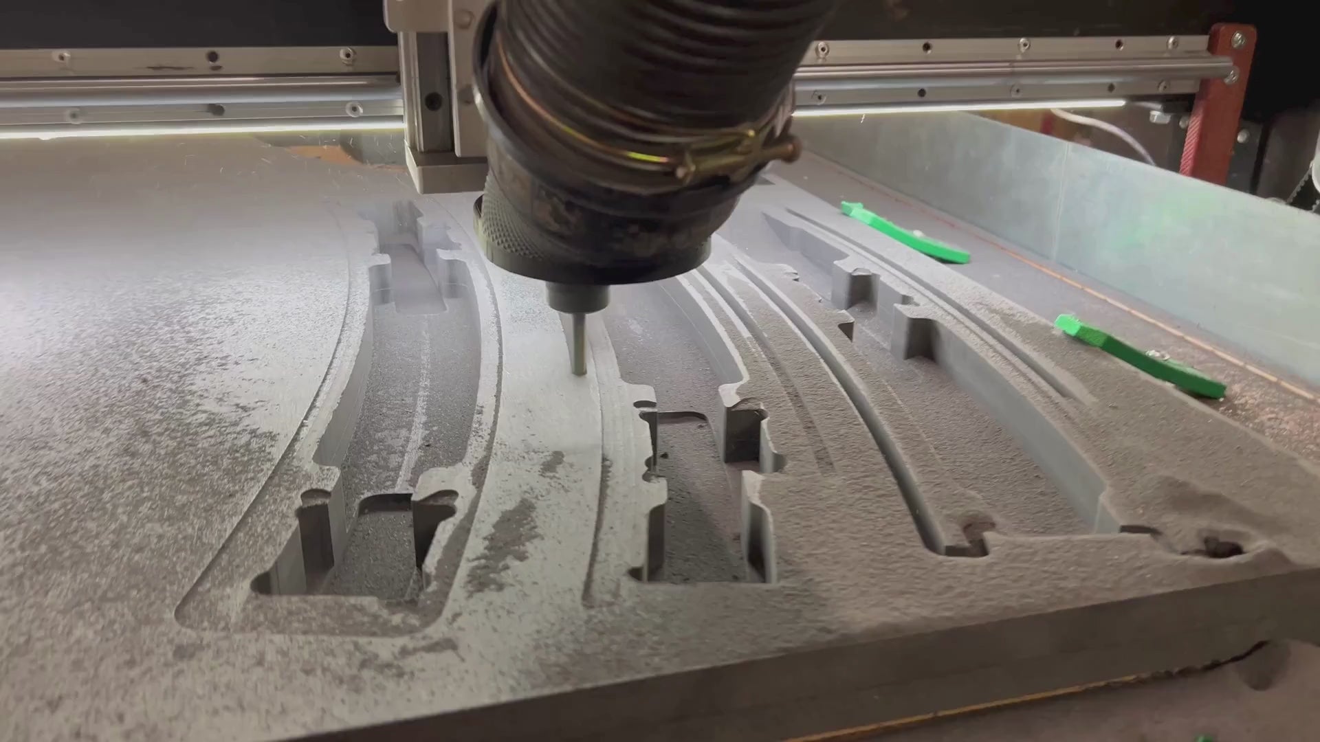 Video laden: CNC Fräsen von Faserholzplatten