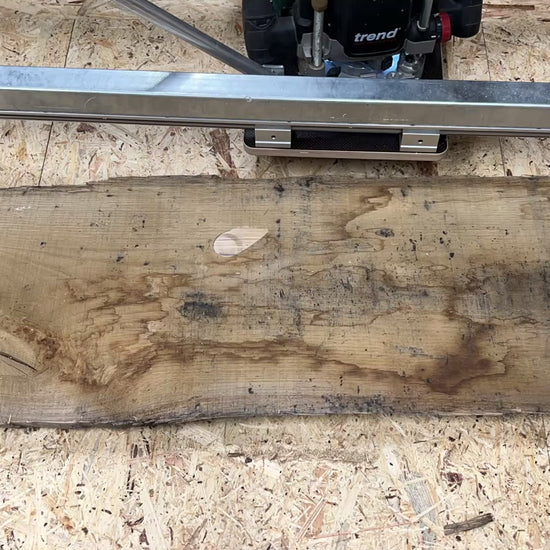 Zeitraffer von Hobeln Planen von Holzplatten Planfräsgerät Planfräsvorrichtung Fräsus Maximus