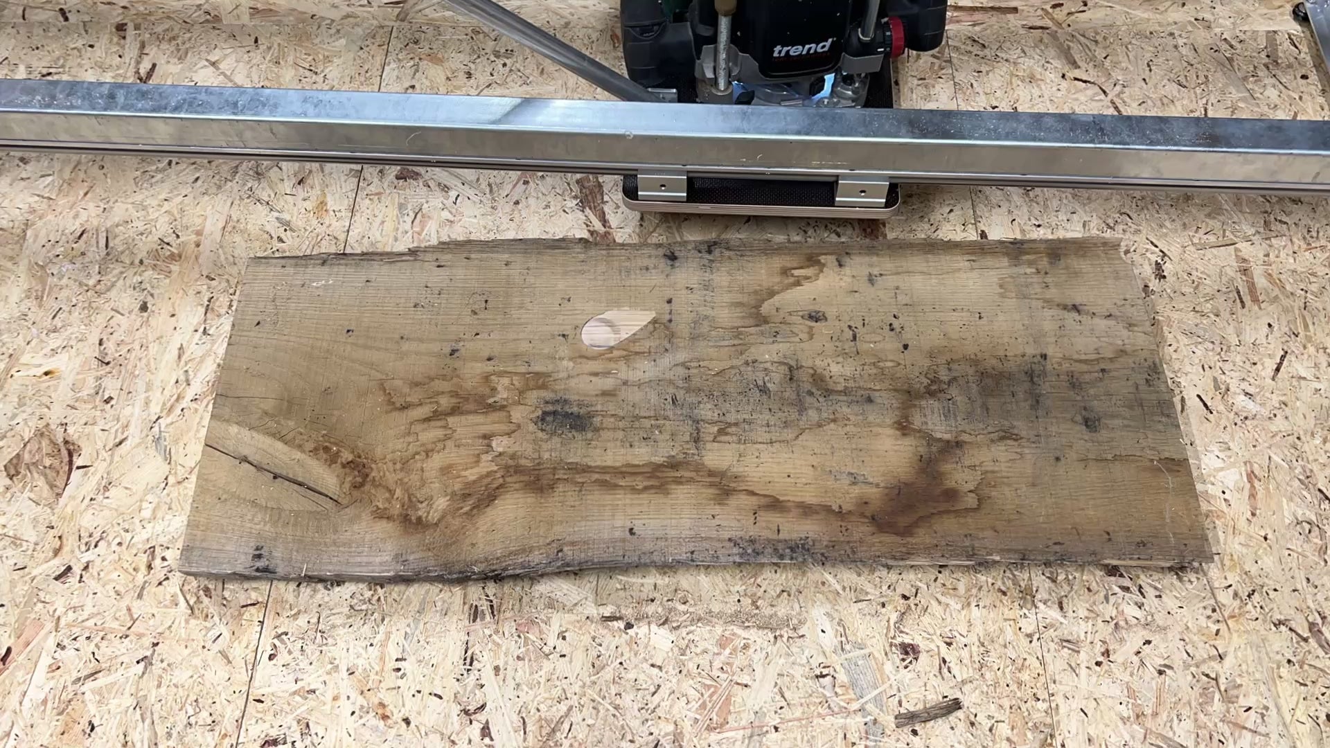 Zeitraffer von Hobeln Planen von Holzplatten Planfräsgerät Planfräsvorrichtung Fräsus Maximus