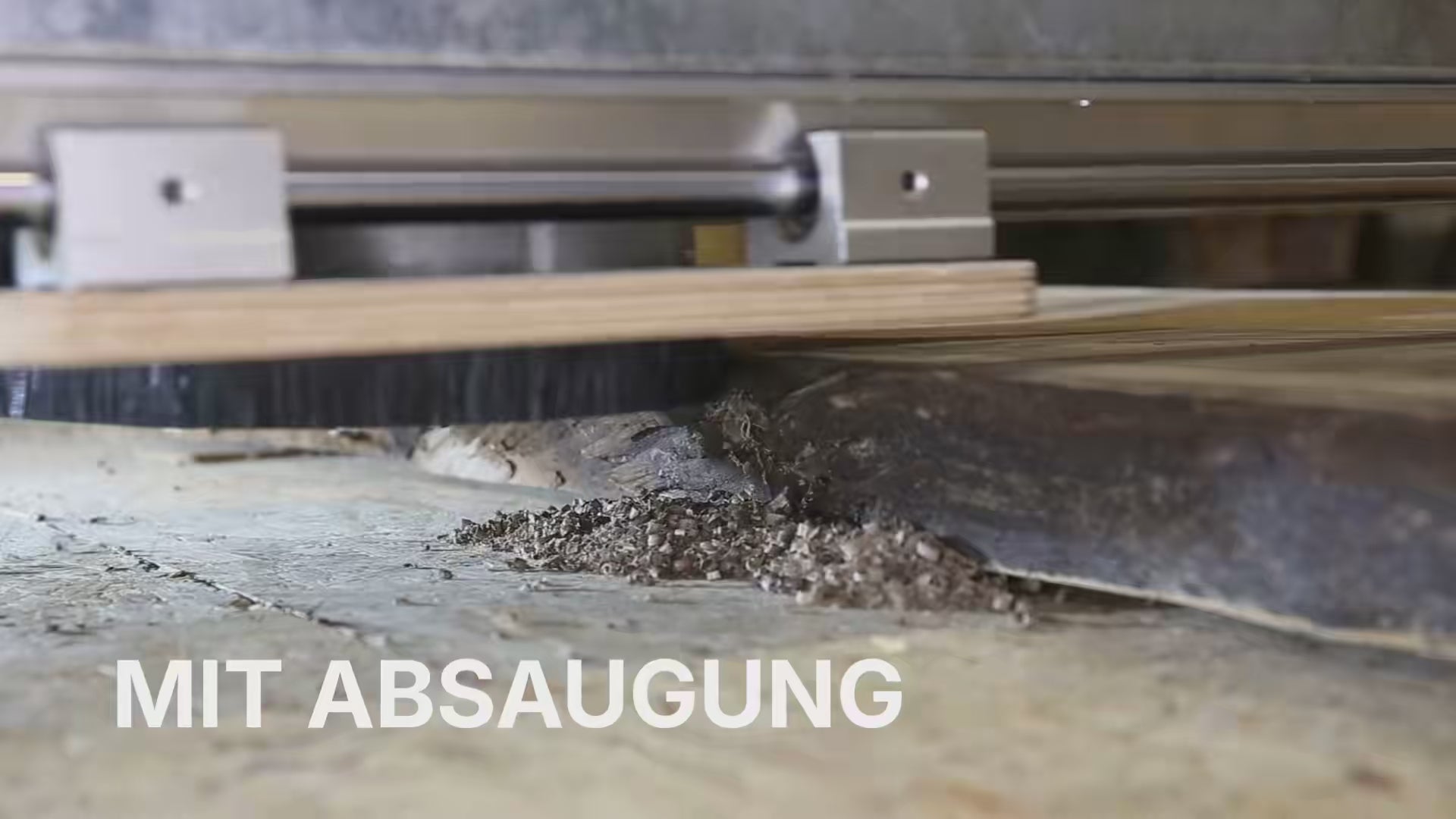 Video laden: Planfräsvorrichtung für Oberfräsen im Videoeinsatz beim Holz planfräsen, im Test mit und ohne Absaugung